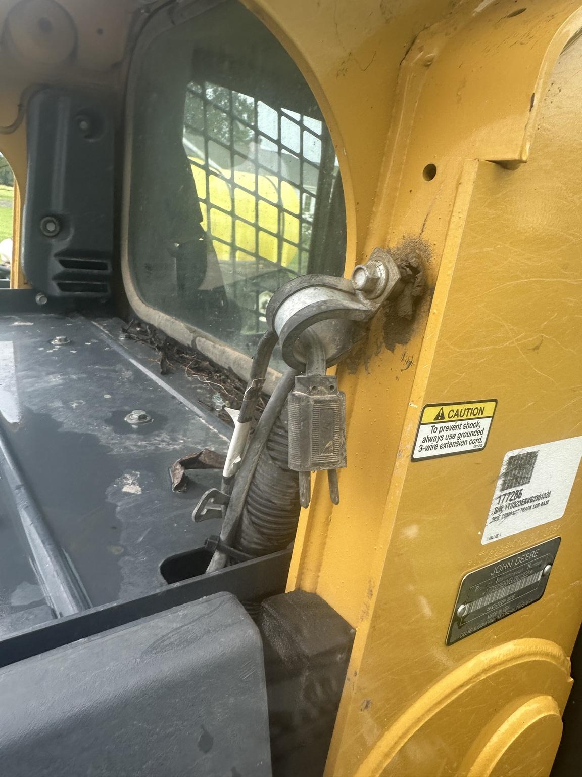 2016 John Deere 323E Image