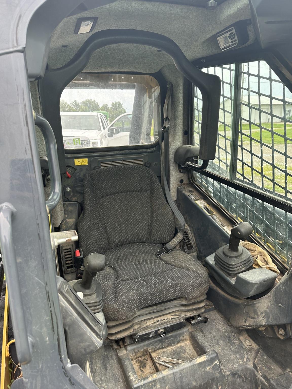 2016 John Deere 323E Image