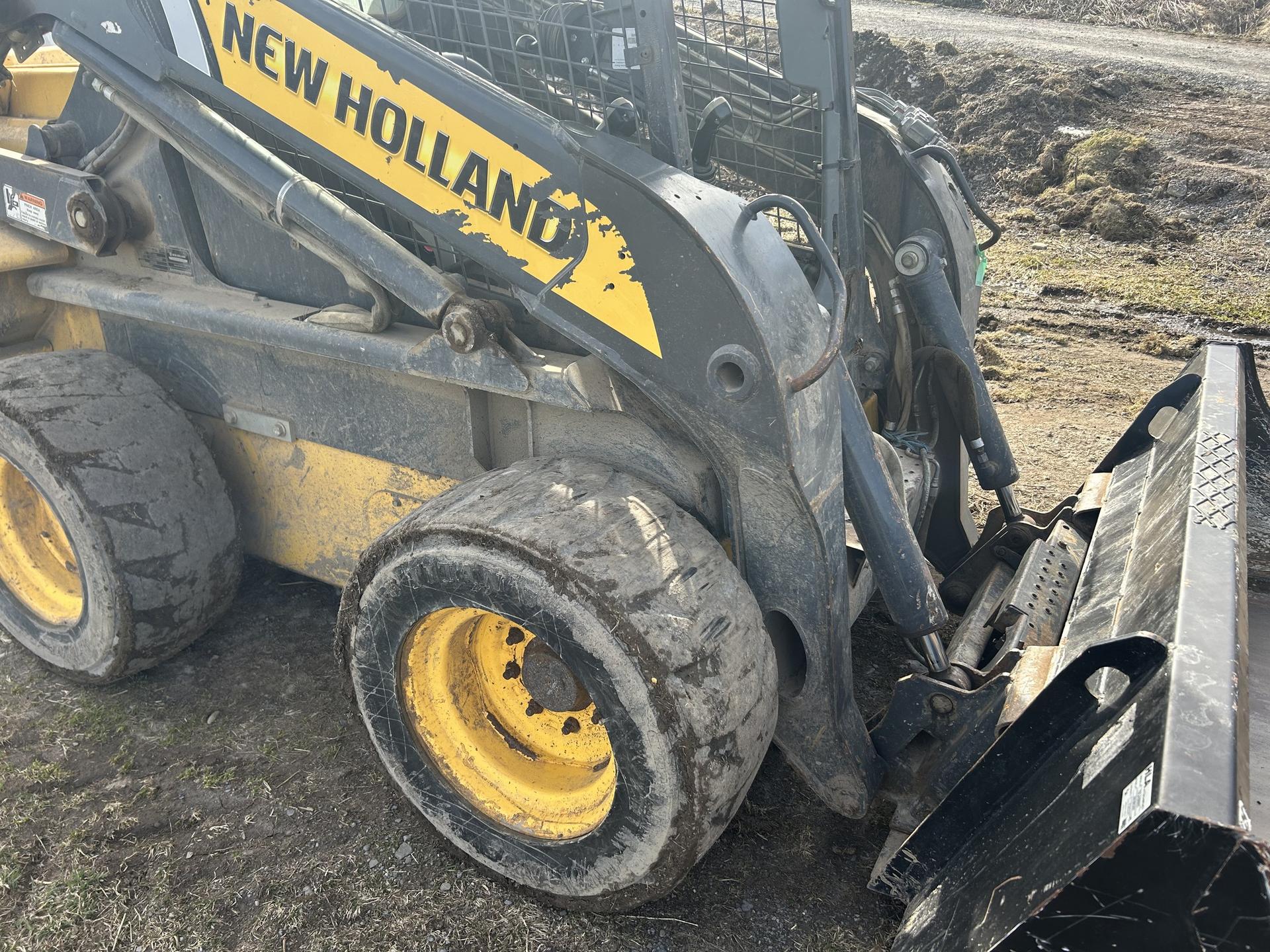 2011 New Holland L225 Image
