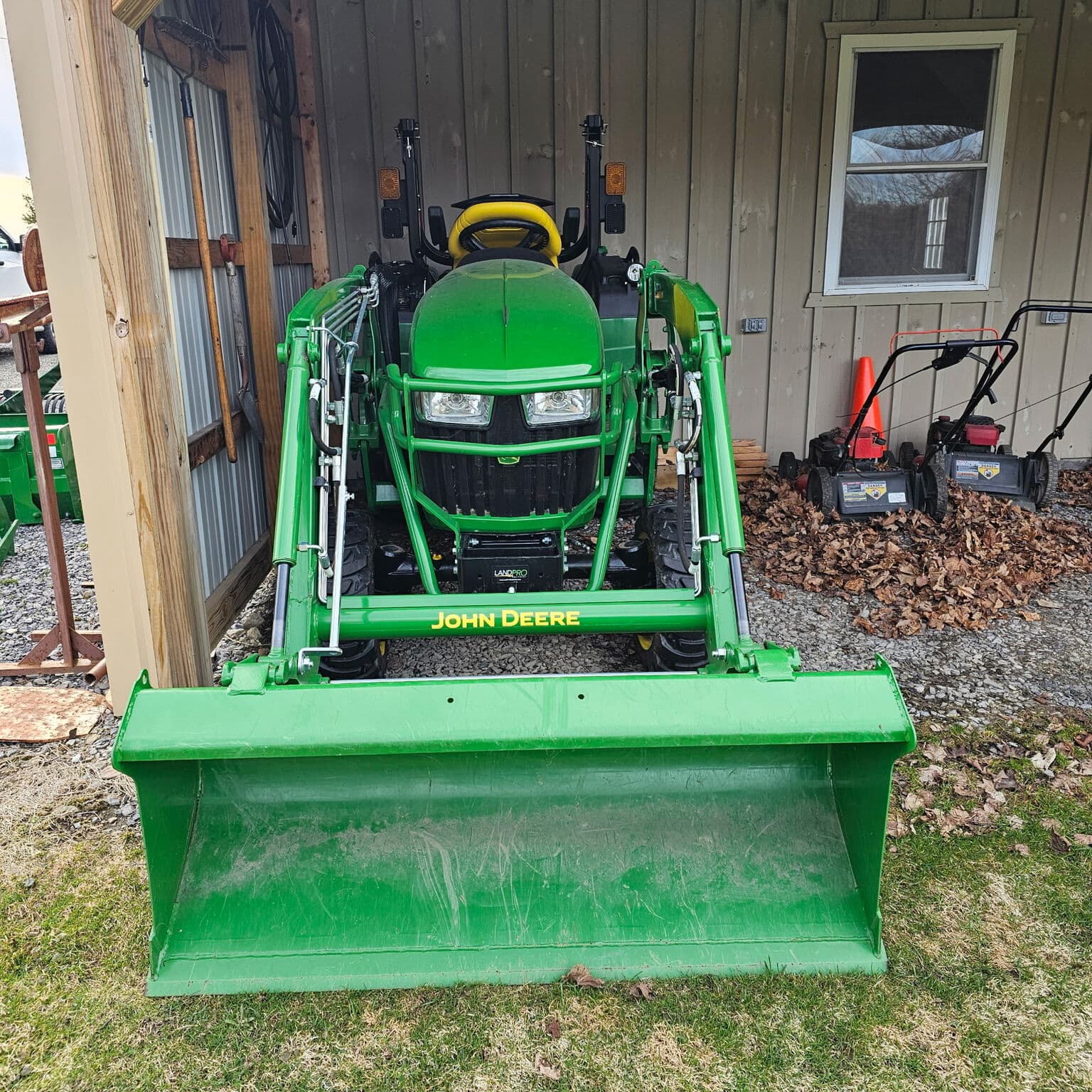 2022 John Deere 2032R Image