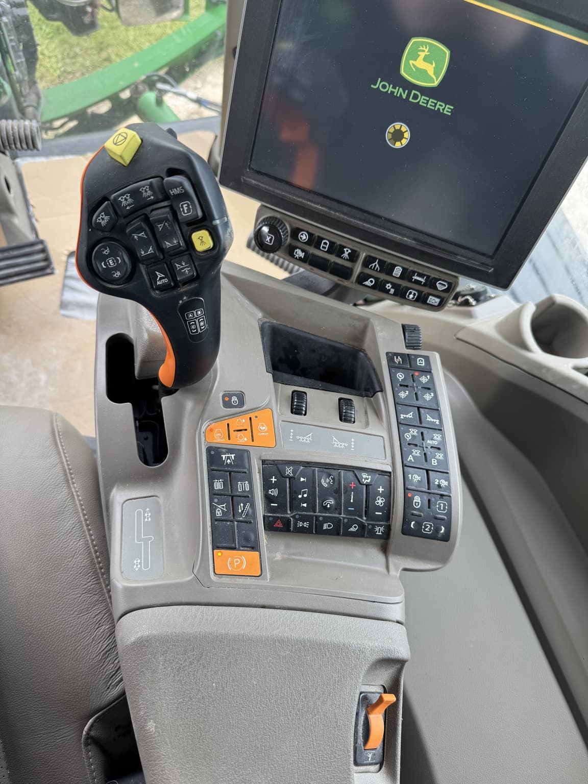 2022 John Deere 600R Image