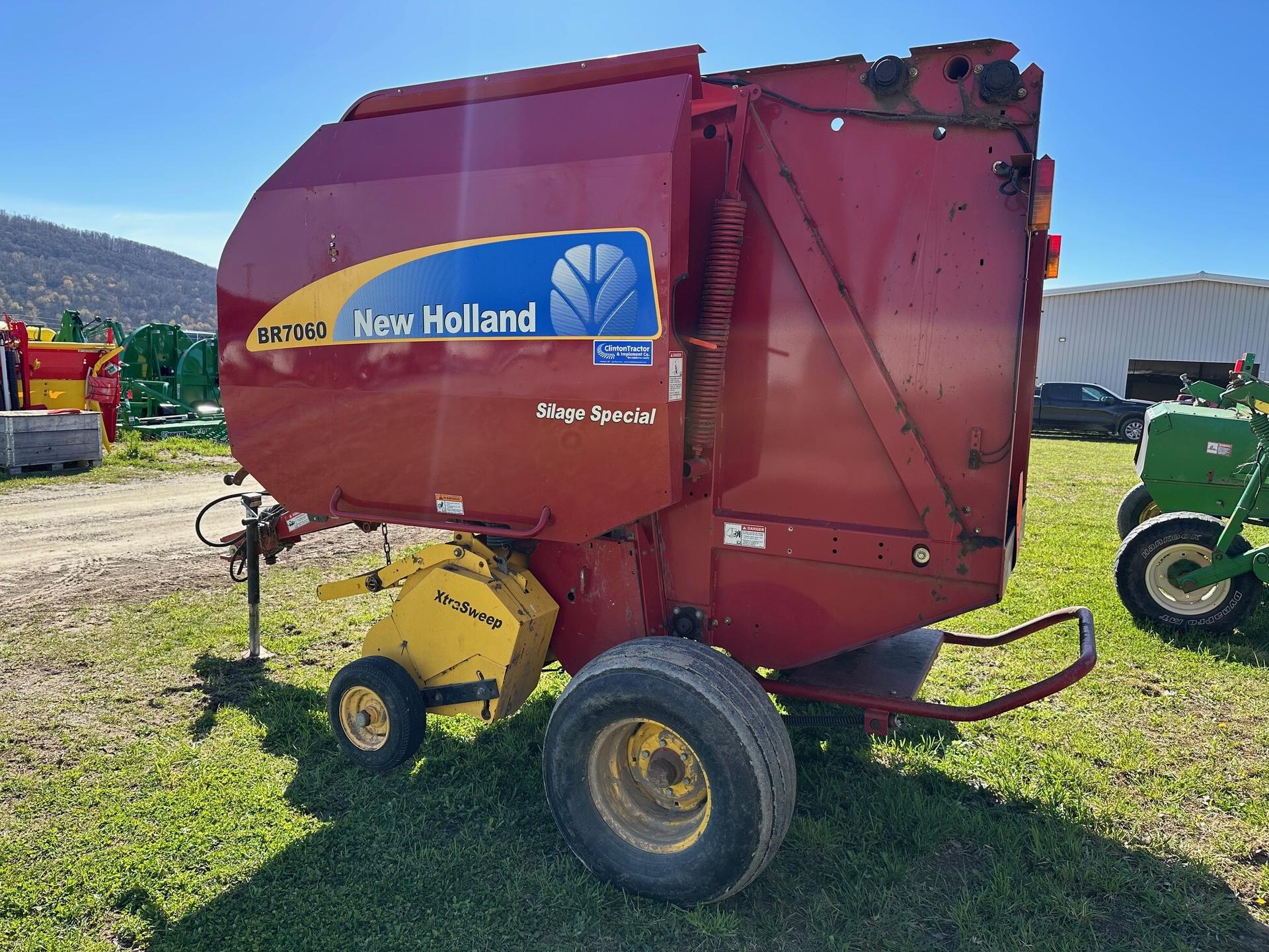 2011 New Holland BR7060 Image