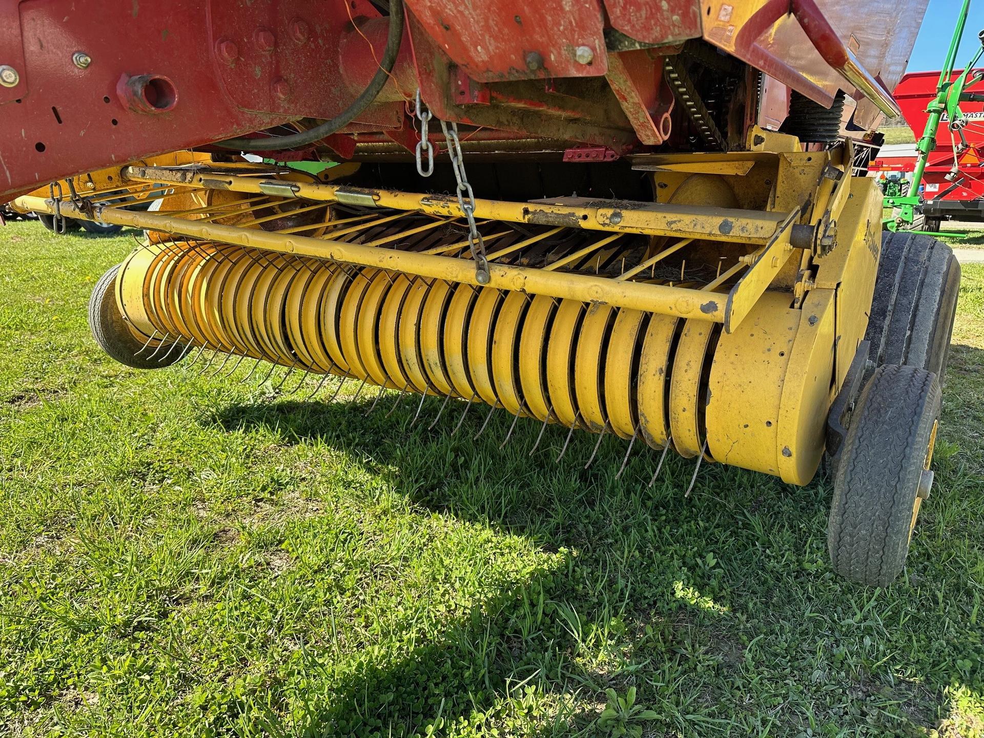 2011 New Holland BR7060 Image