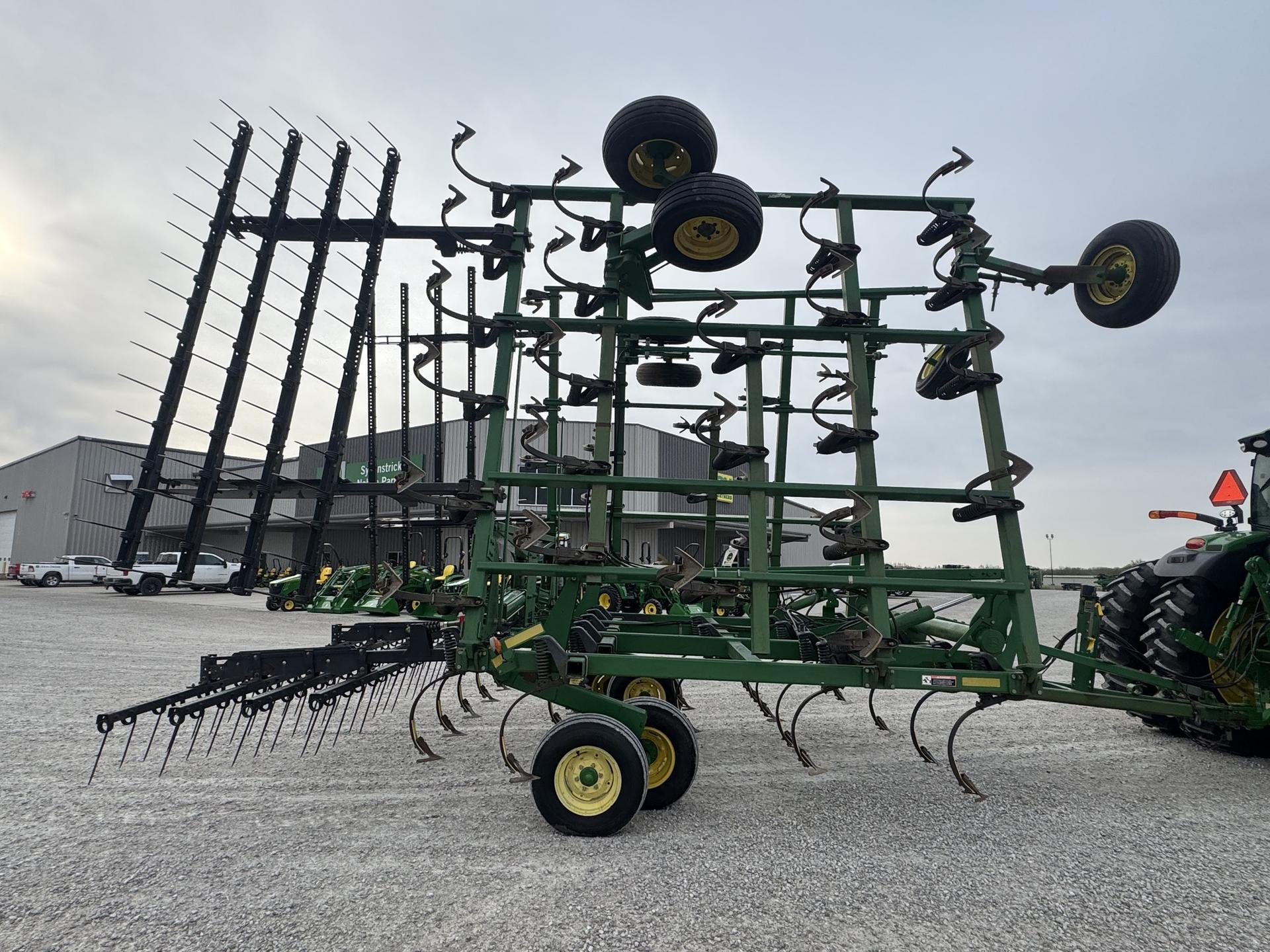 2004 John Deere 2210 Image