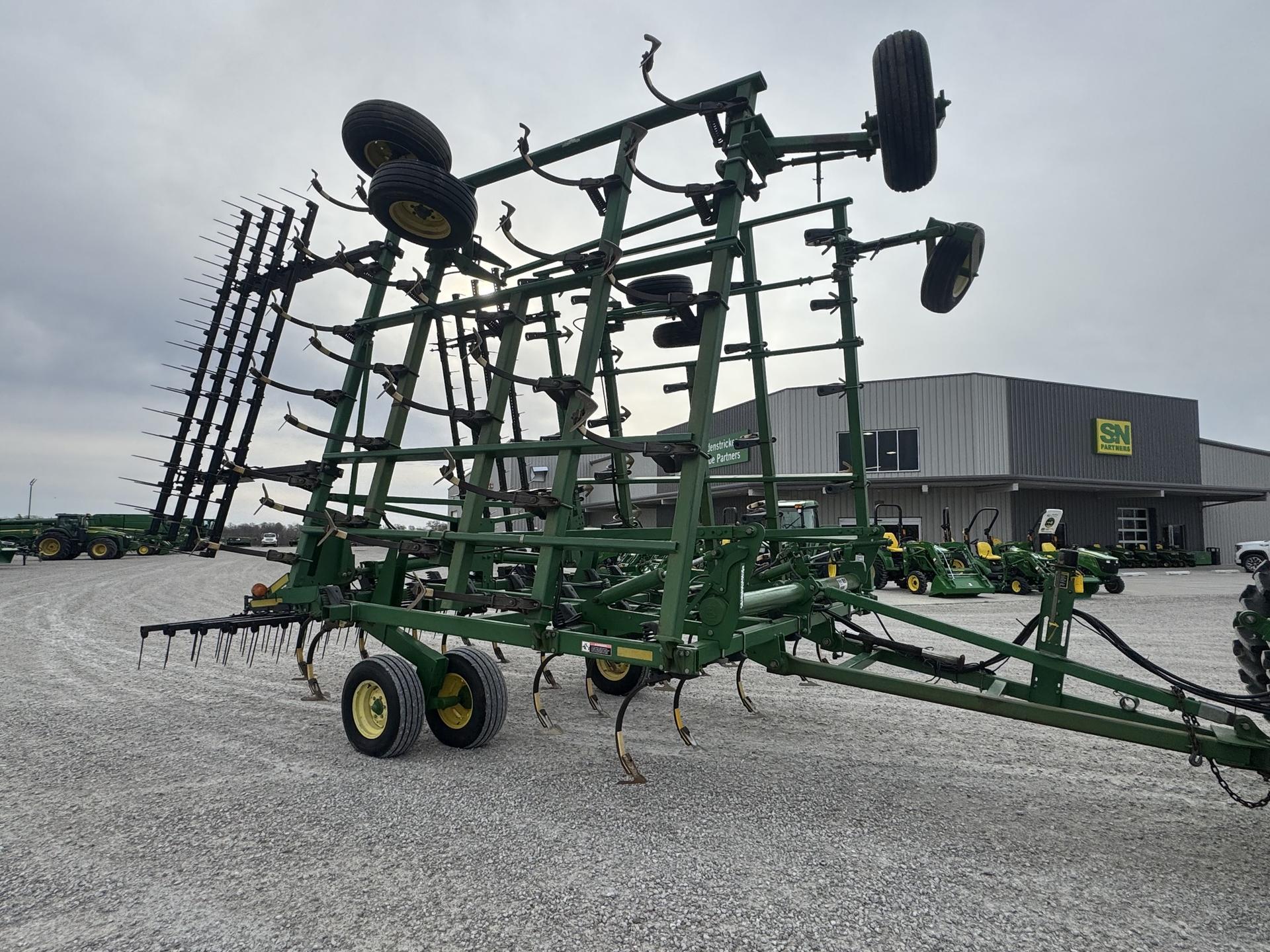 2004 John Deere 2210 Image