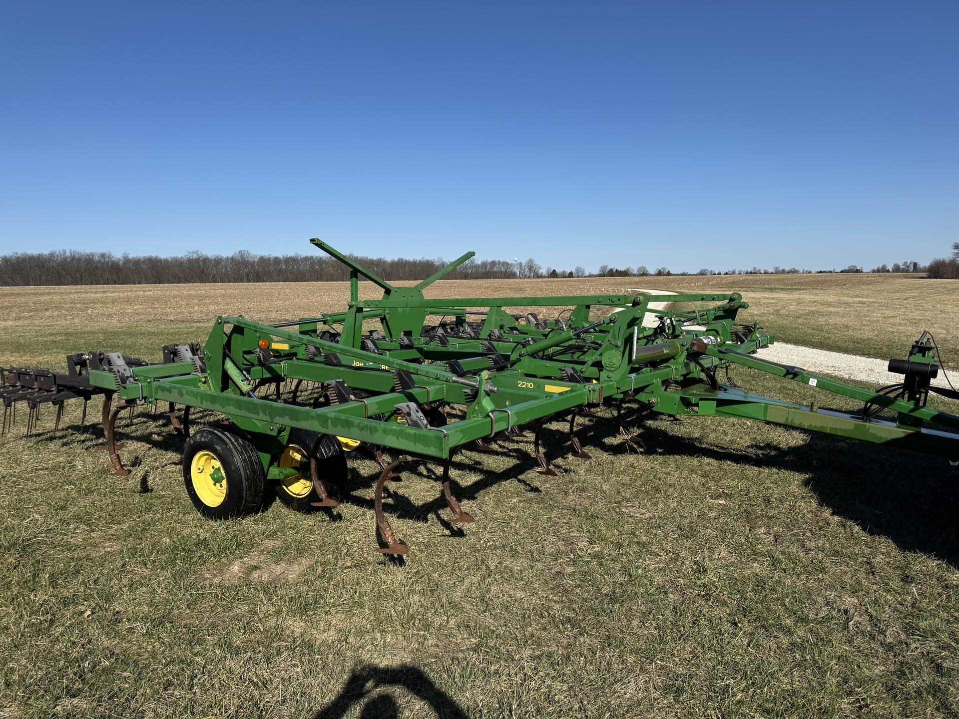 2007 John Deere 2210 Image