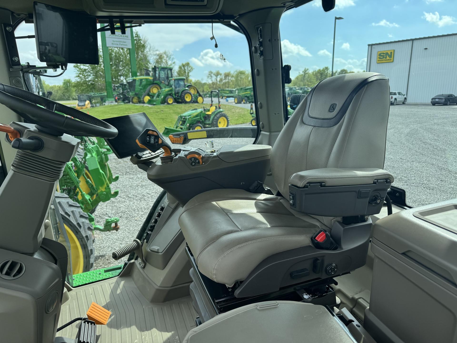 2024 John Deere 8R 370 Image