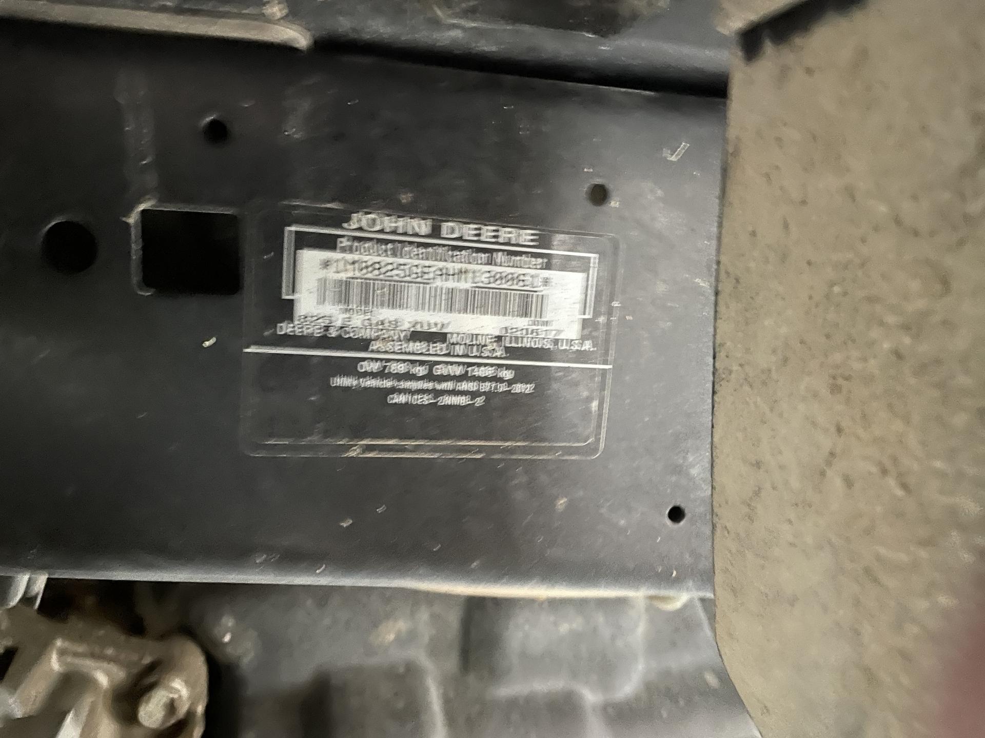 2017 John Deere XUV 825I OLIVE Image