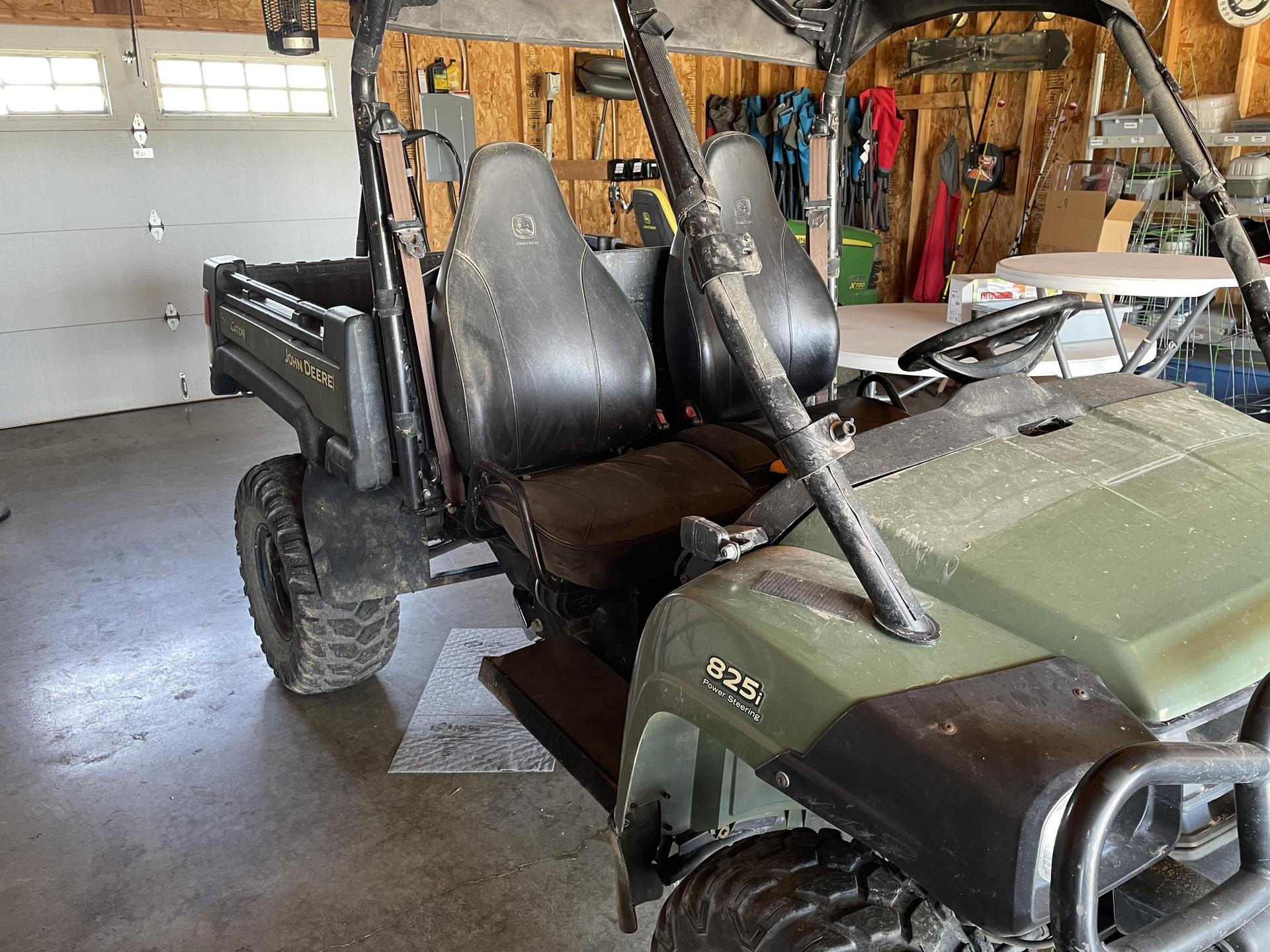 2017 John Deere XUV 825I OLIVE Image