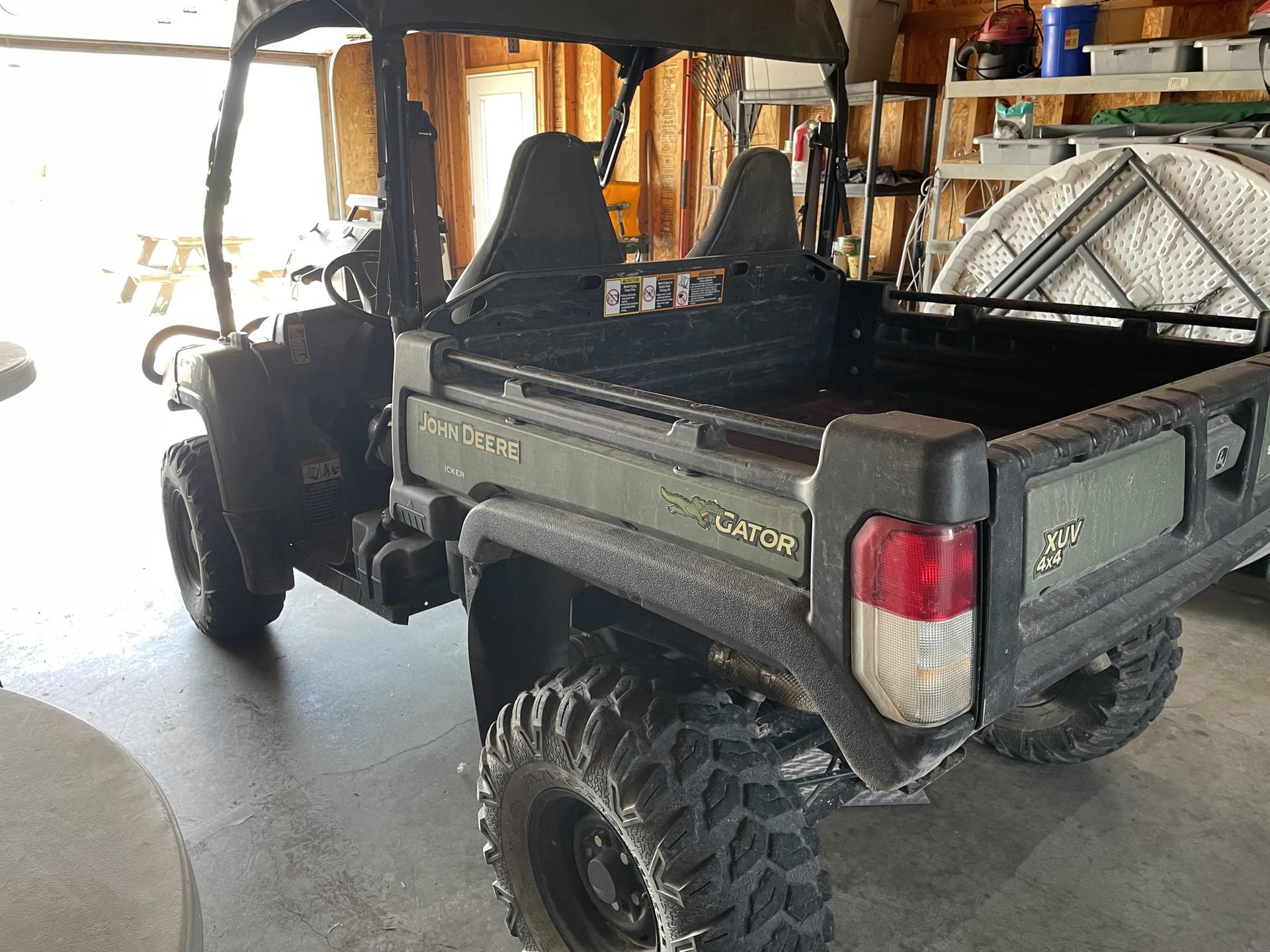 2017 John Deere XUV 825I OLIVE Image