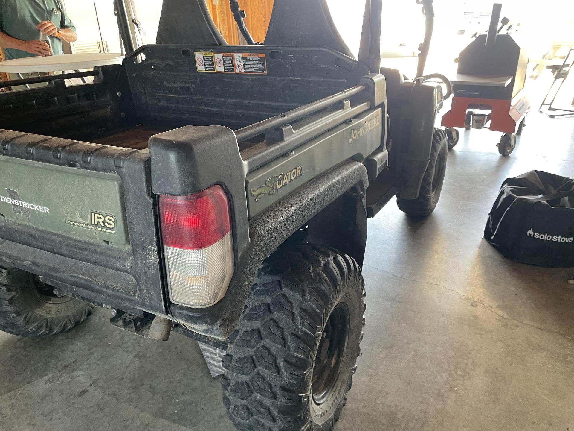 2017 John Deere XUV 825I OLIVE Image