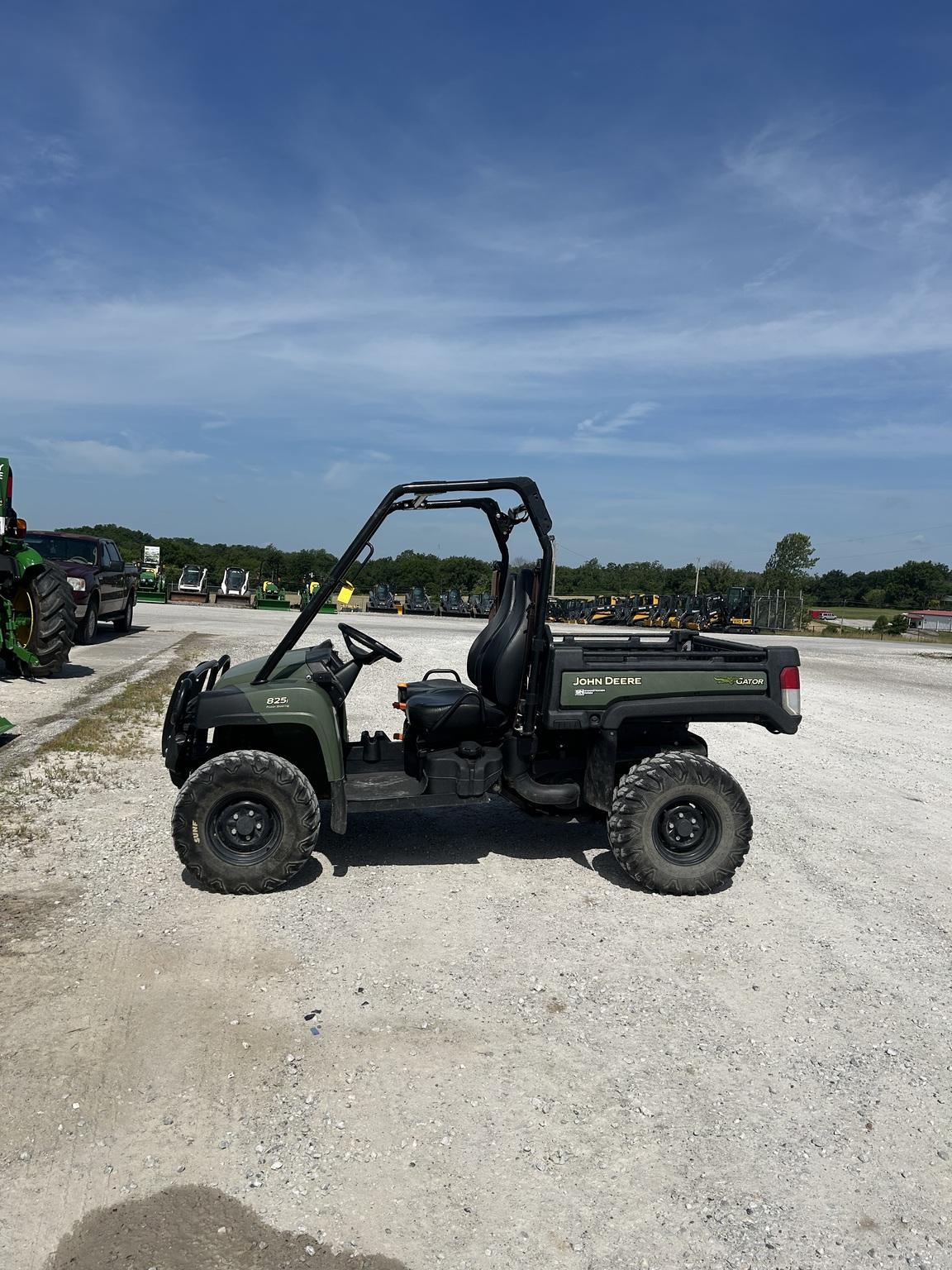 2017 John Deere XUV 825I OLIVE Image
