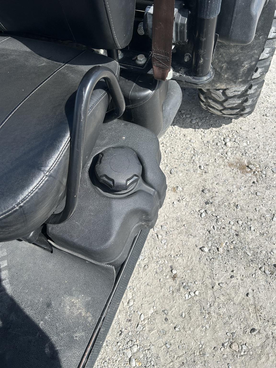 2017 John Deere XUV 825I OLIVE Image