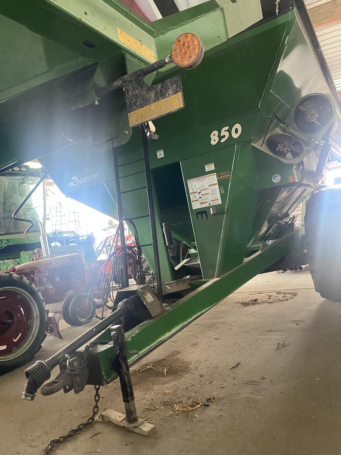 2011 Demco 850 Image