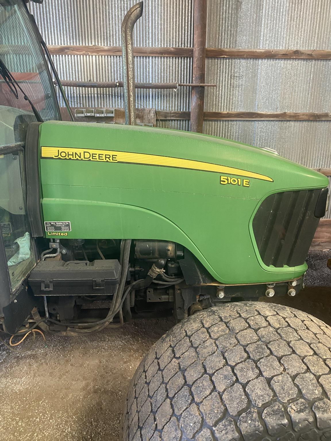 2010 John Deere 5101E Image