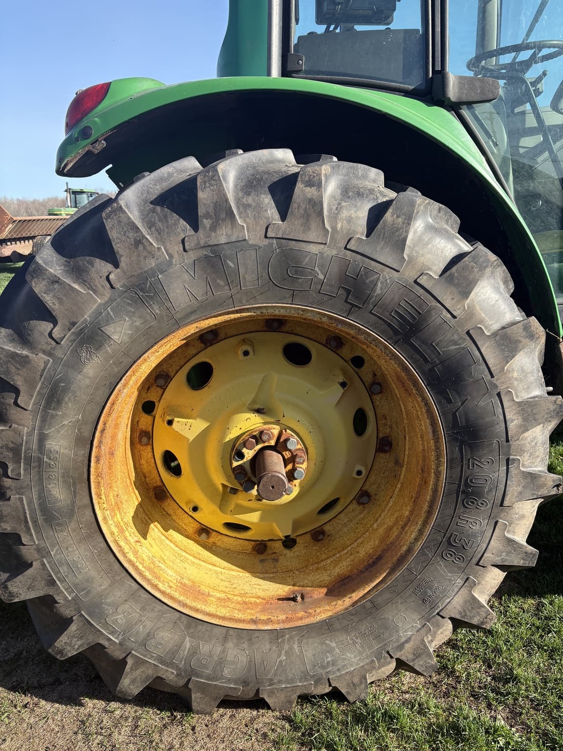 2004 John Deere 7220 Image