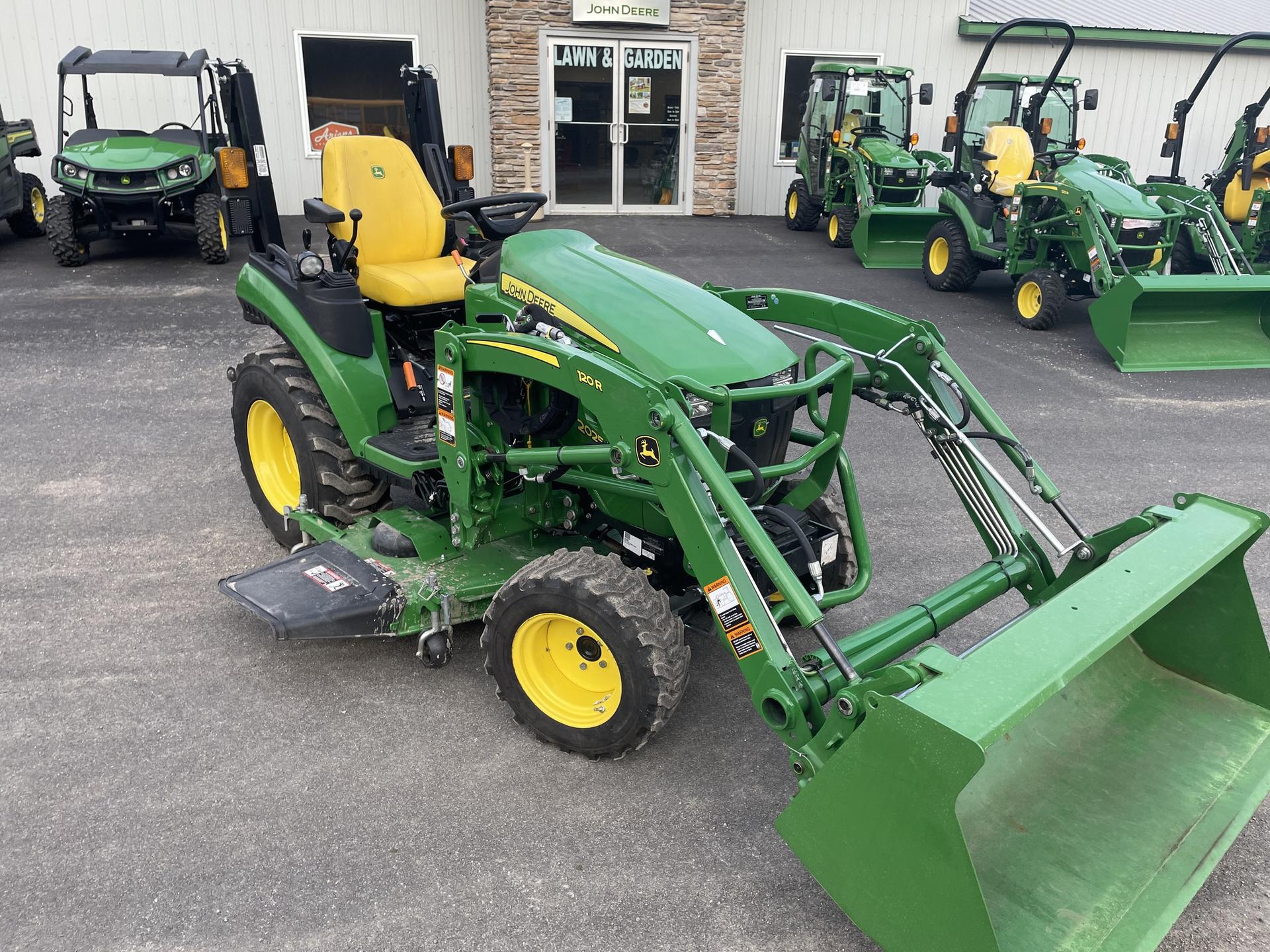 2022 John Deere 2025R Image