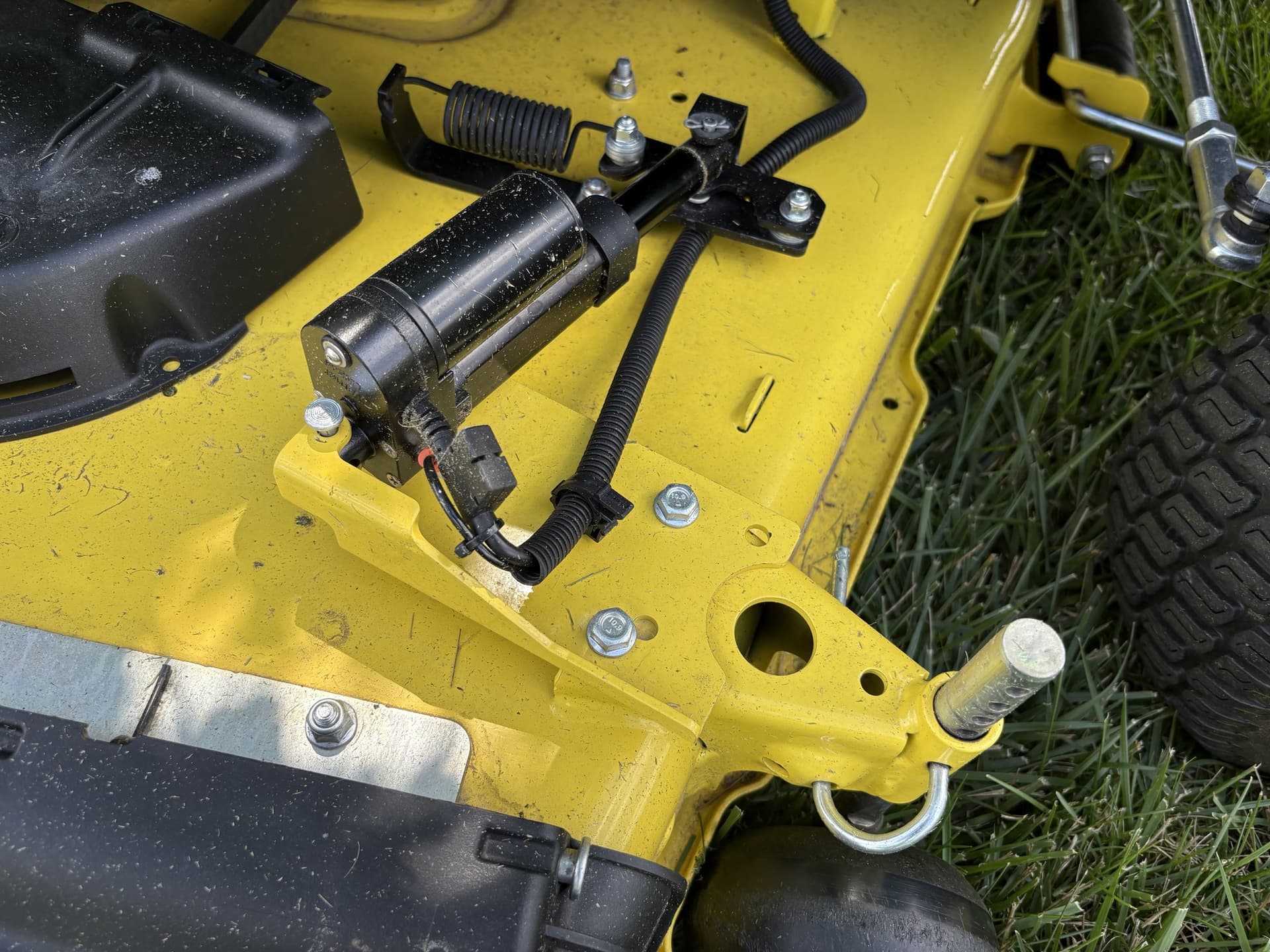 2019 John Deere X590 Image