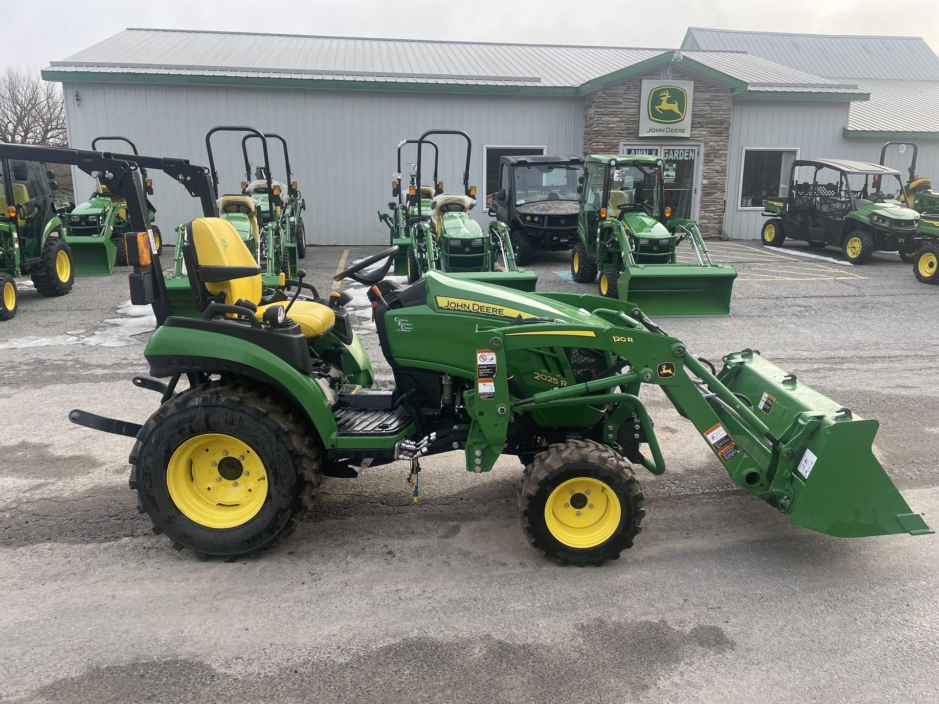 2022 John Deere 2025R Image