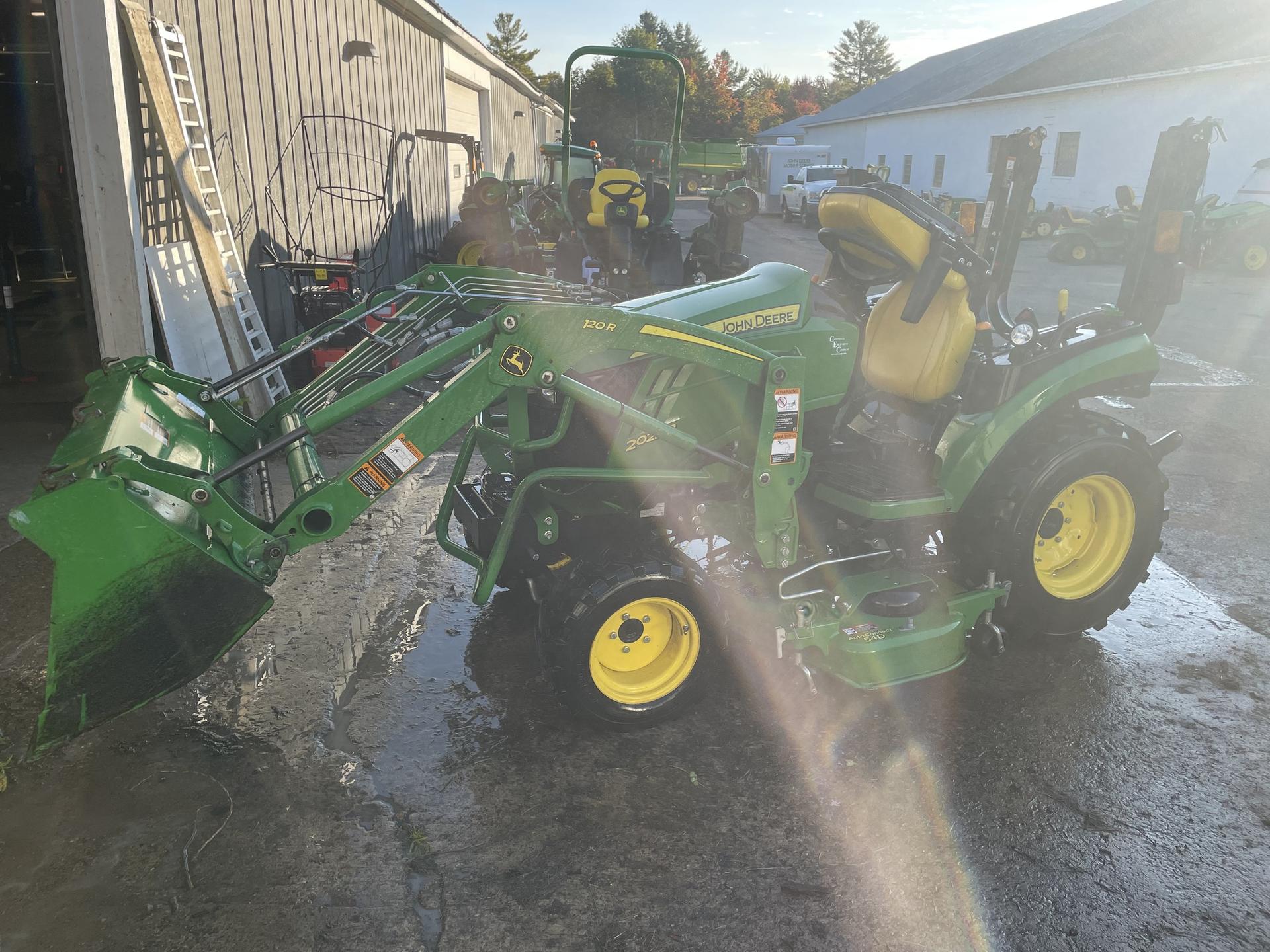 2022 John Deere 2025R Image