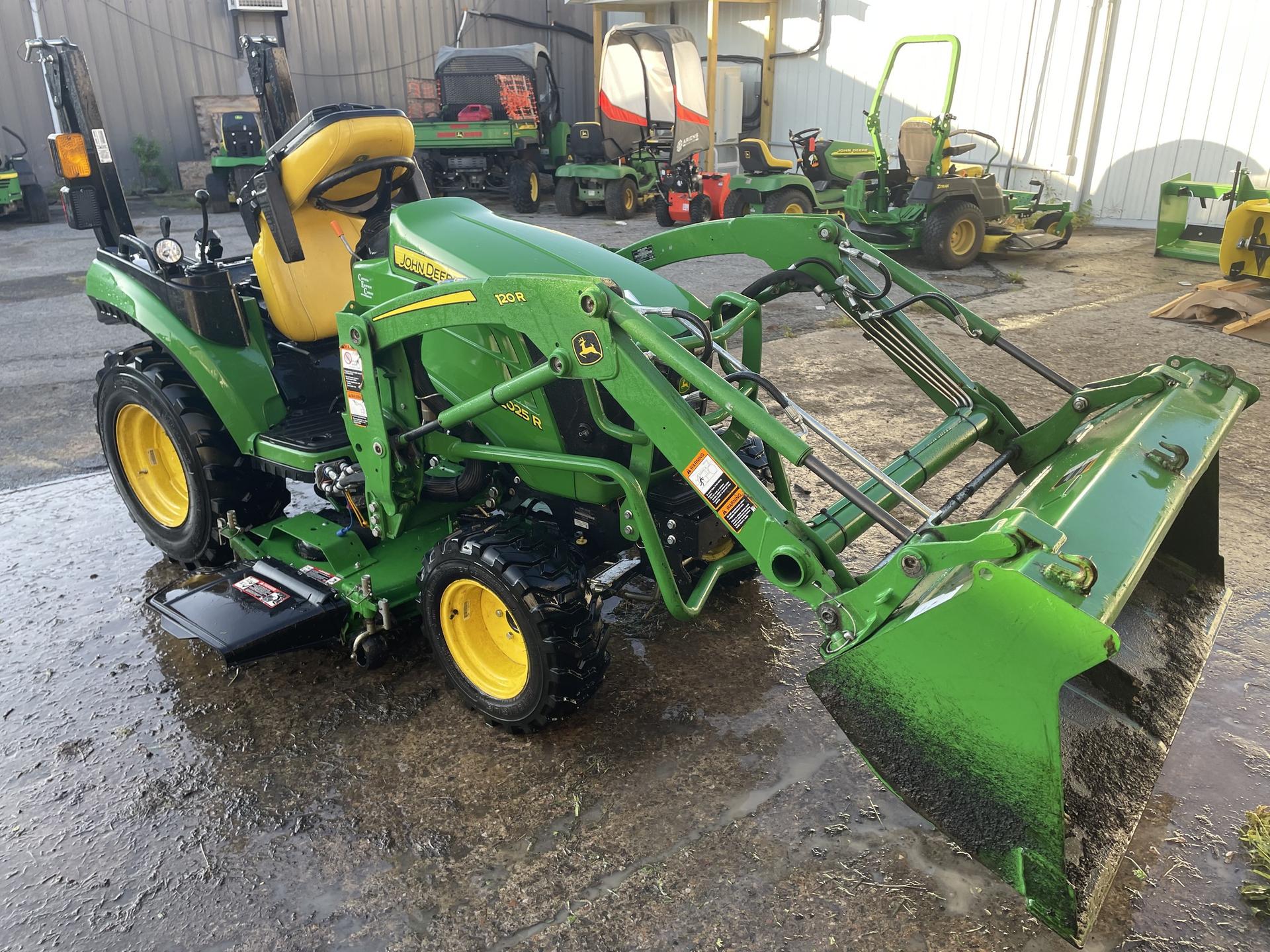 2022 John Deere 2025R Image