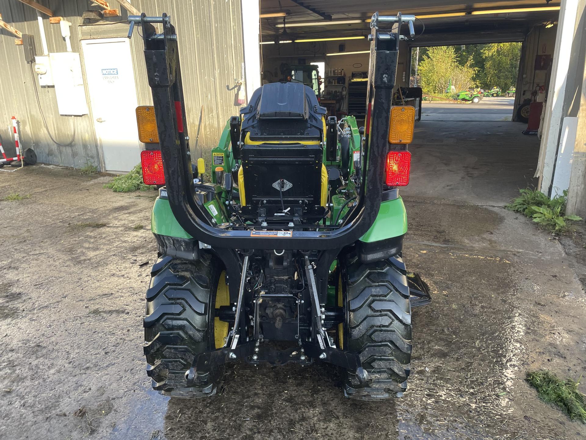 2022 John Deere 2025R Image