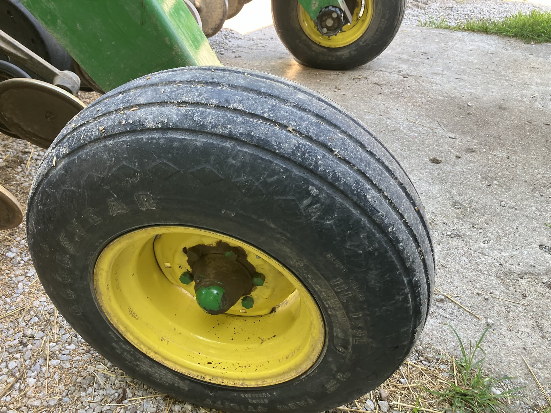 2005 John Deere 1590 Image