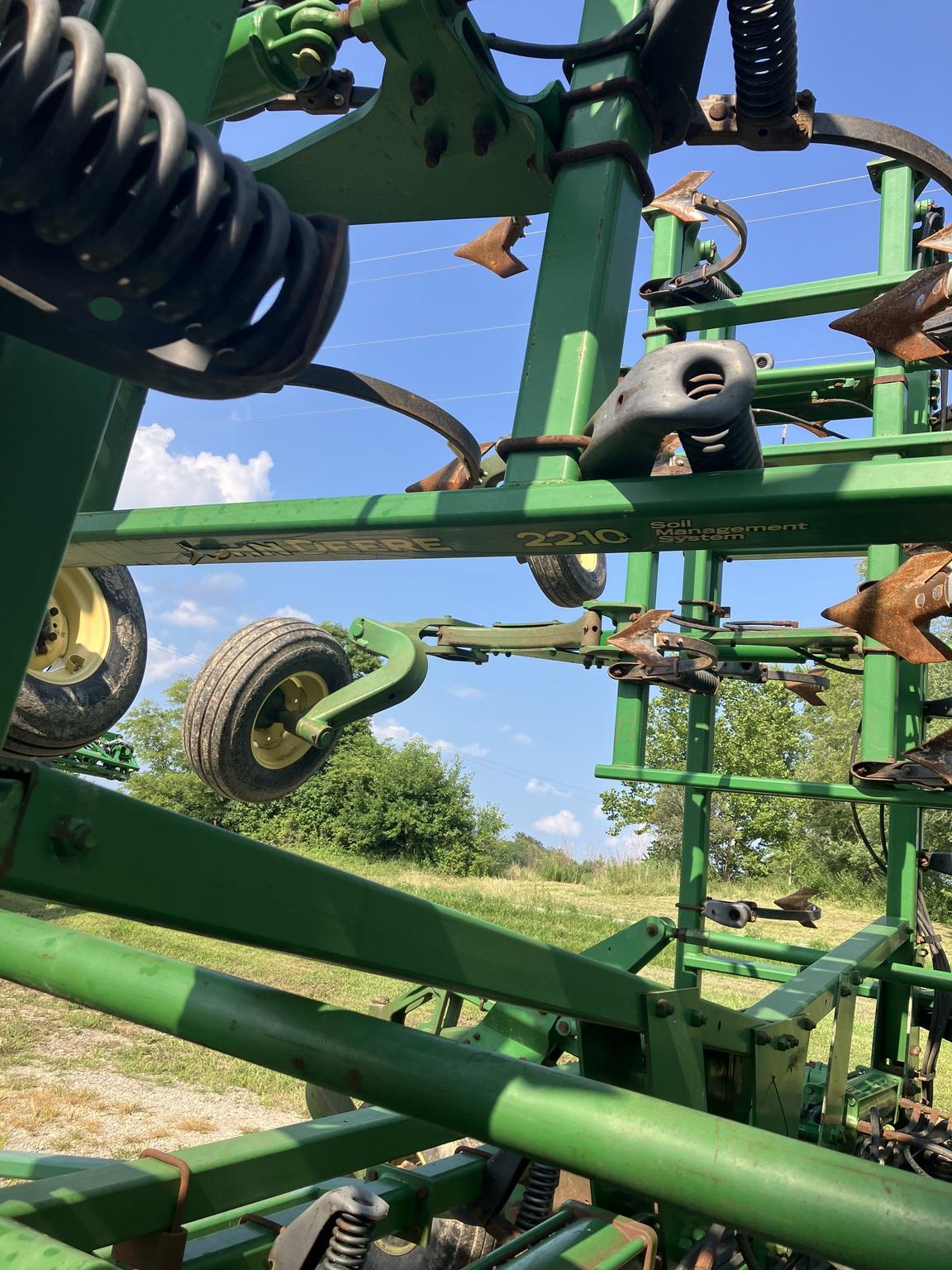 2005 John Deere 2210 Image
