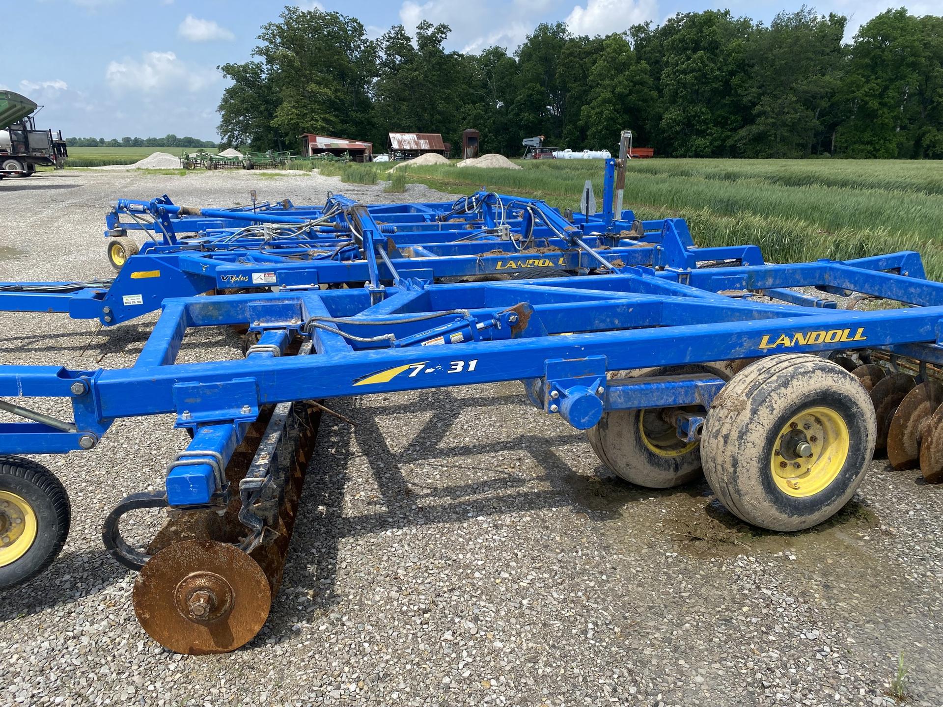 2011 Landoll 7431 Image