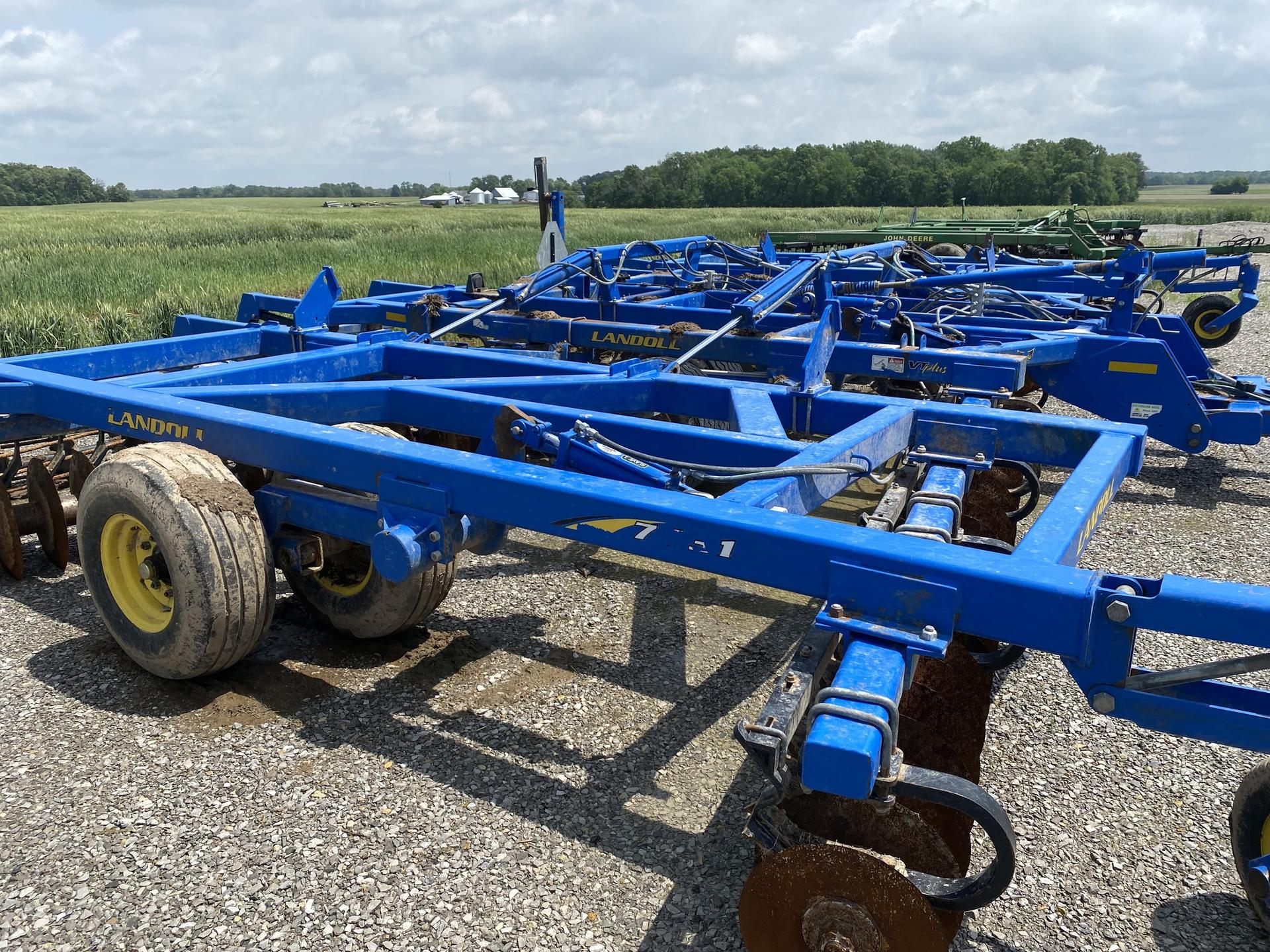 2011 Landoll 7431 Image