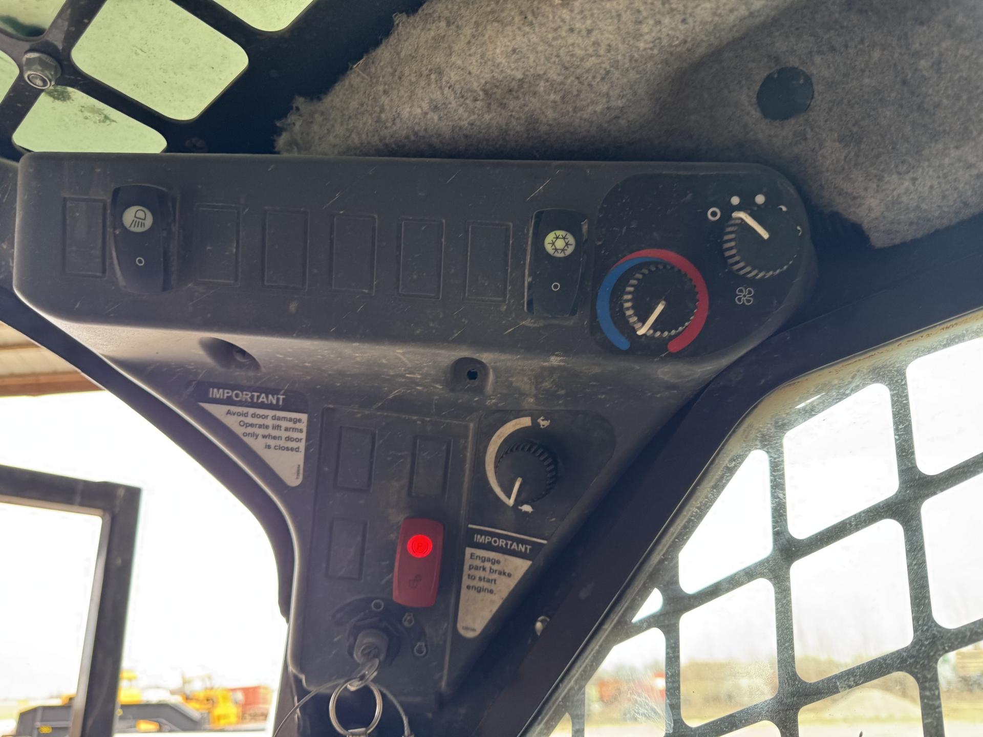 2018 John Deere 325G Image