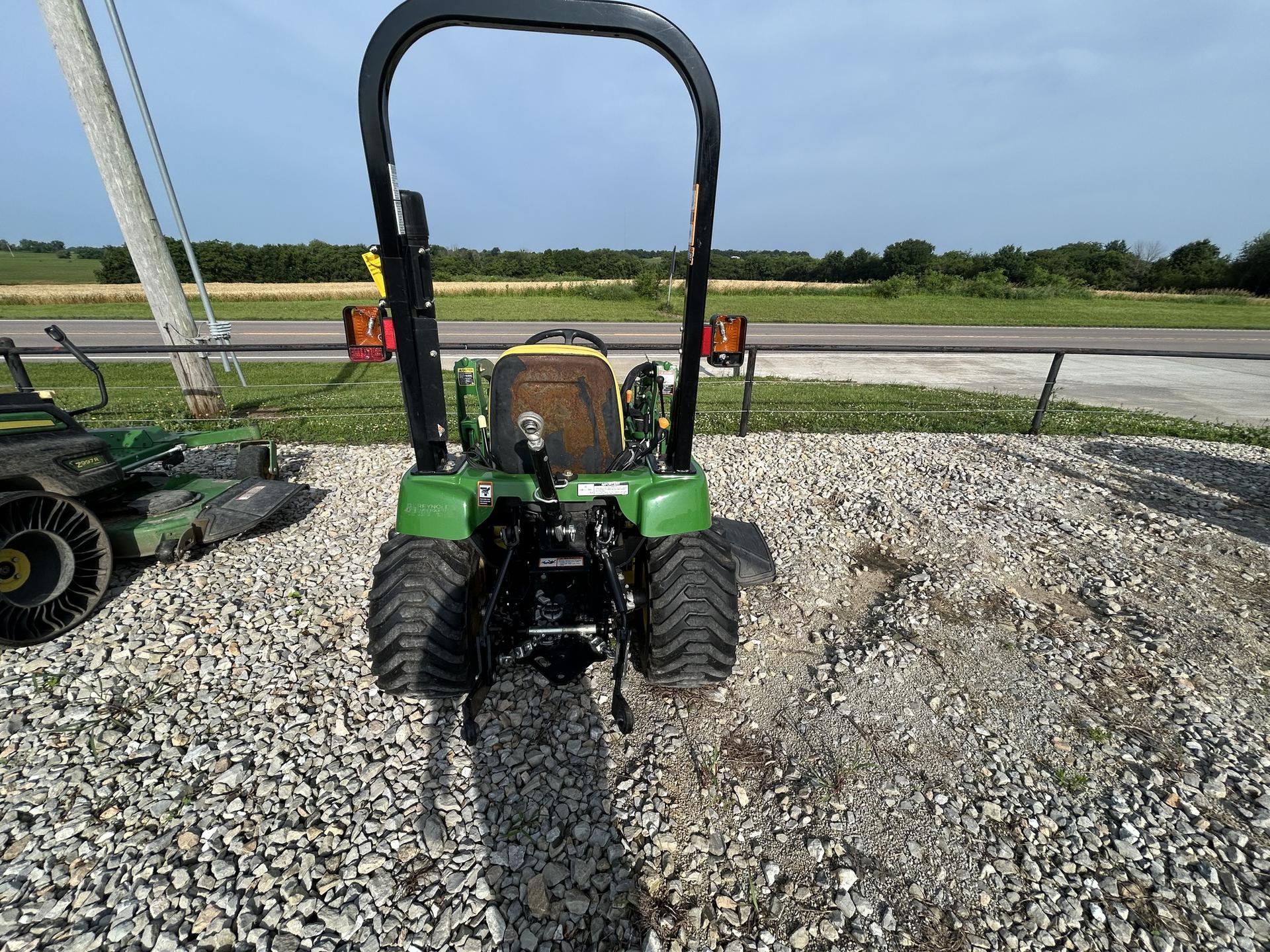 2010 John Deere 2305 Image