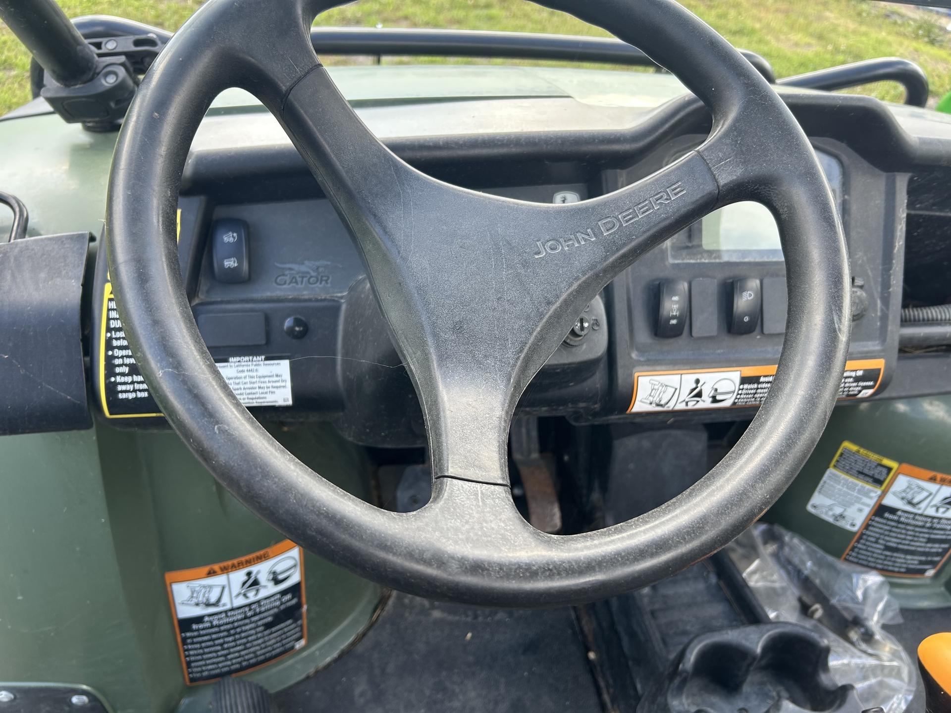 2015 John Deere XUV 825I OLIVE Image
