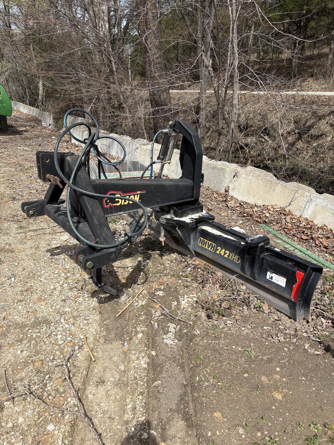 2013 Bison NHVH-242-XHD Image