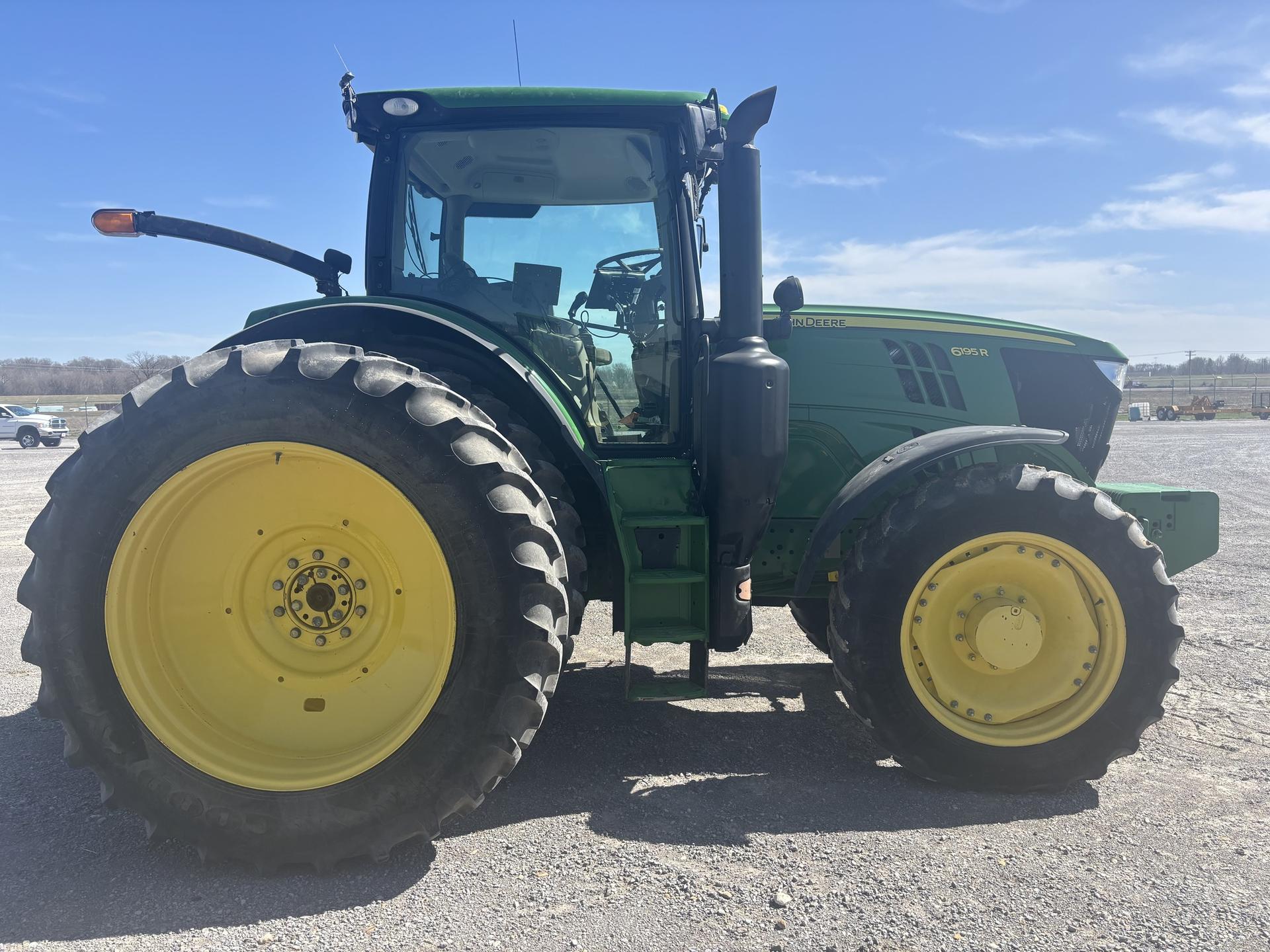2015 John Deere 6195R Image