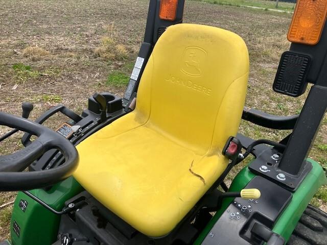 2015 John Deere 2032R Image