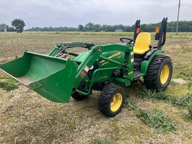 2015 John Deere 2032R Image