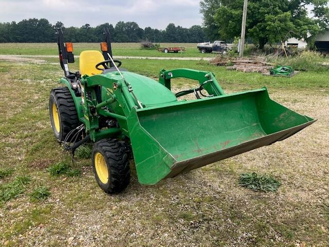 2015 John Deere 2032R Image