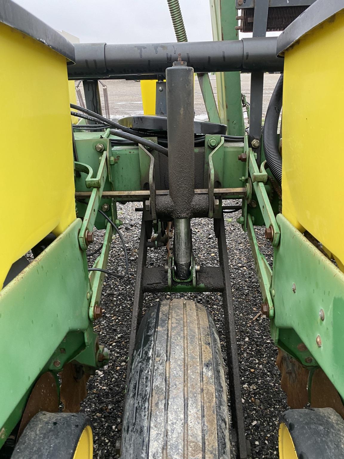 1993 John Deere 7200 Image