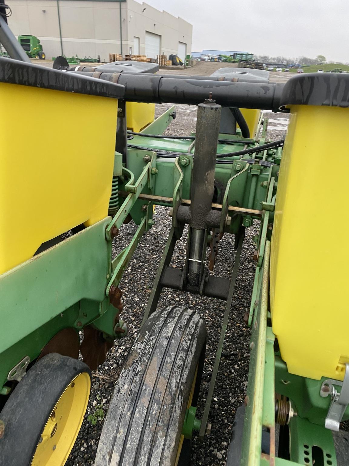 1993 John Deere 7200 Image
