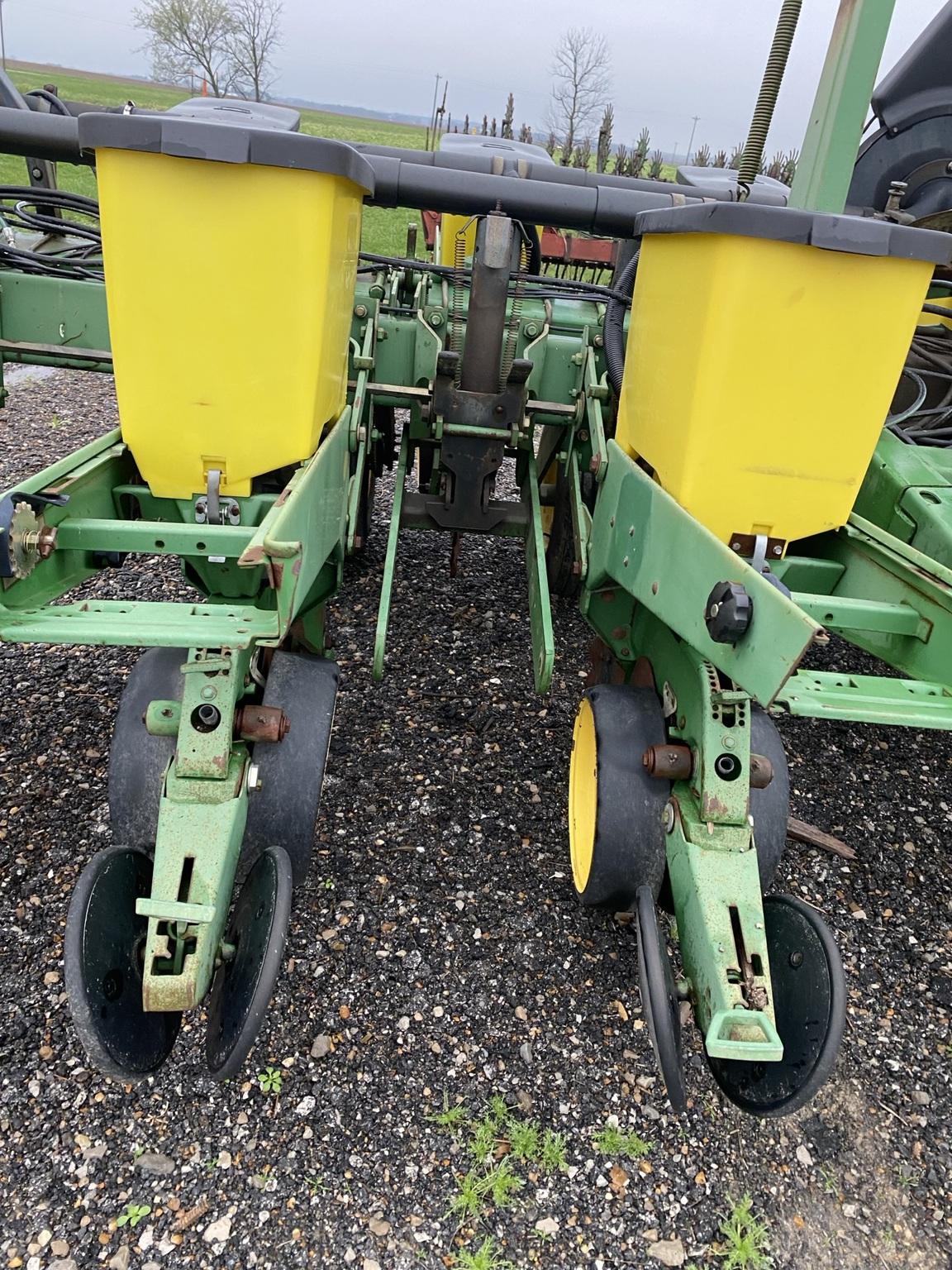 1993 John Deere 7200 Image