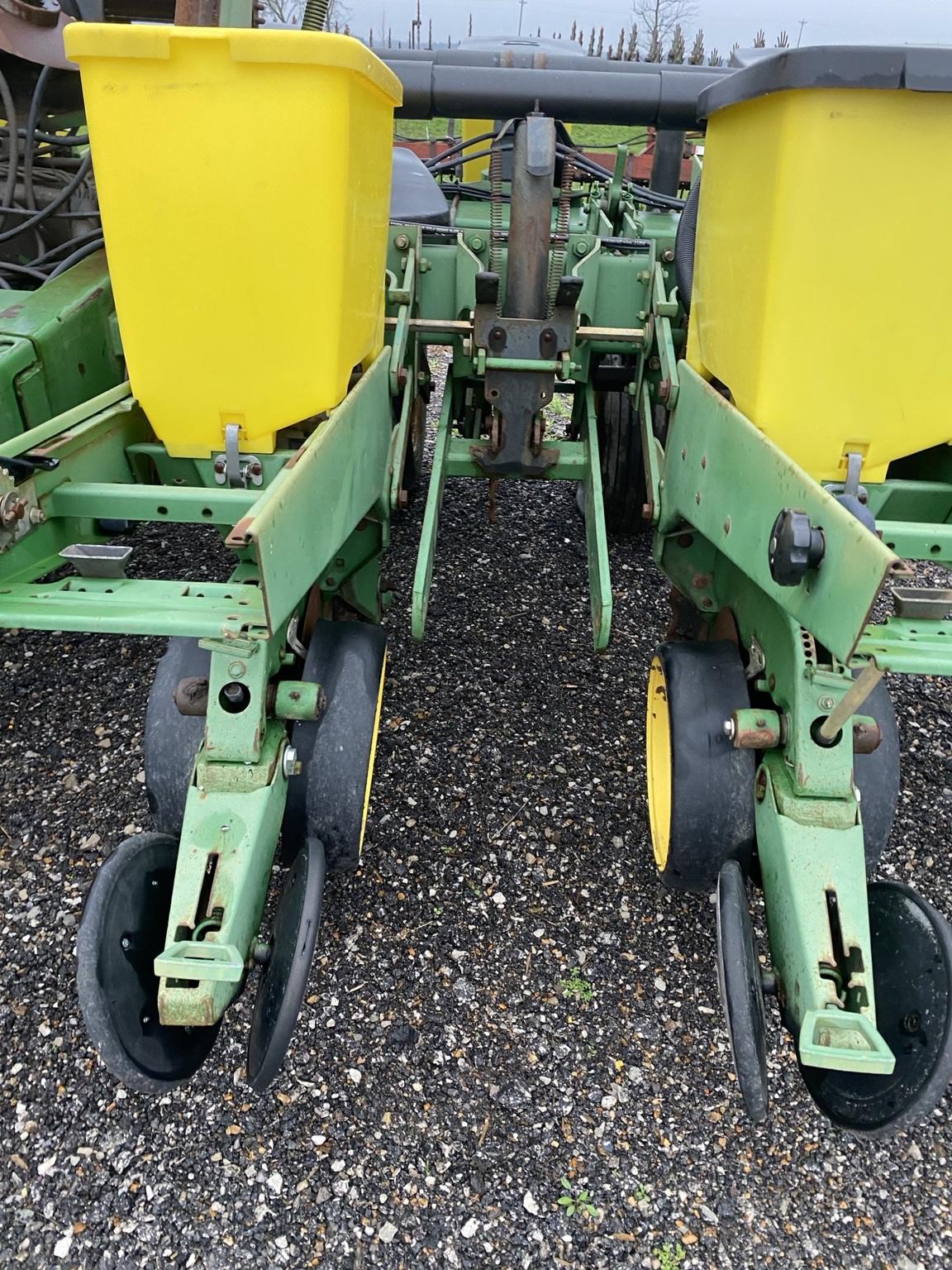 1993 John Deere 7200 Image