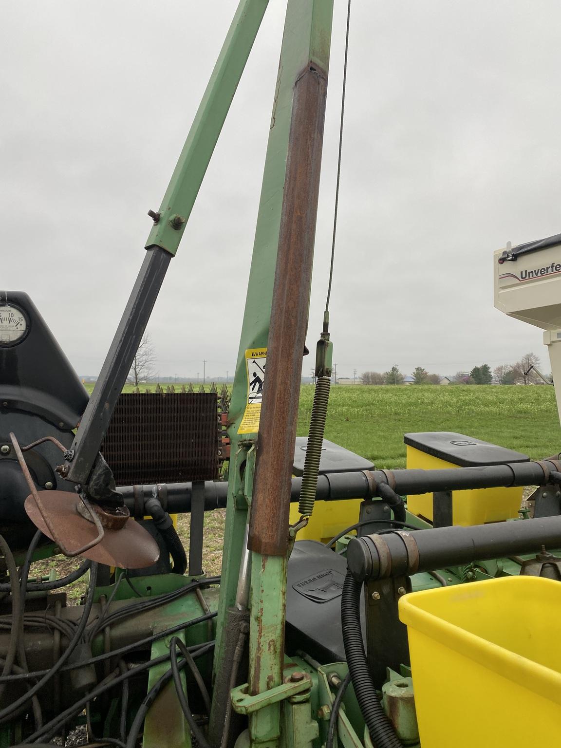 1993 John Deere 7200 Image