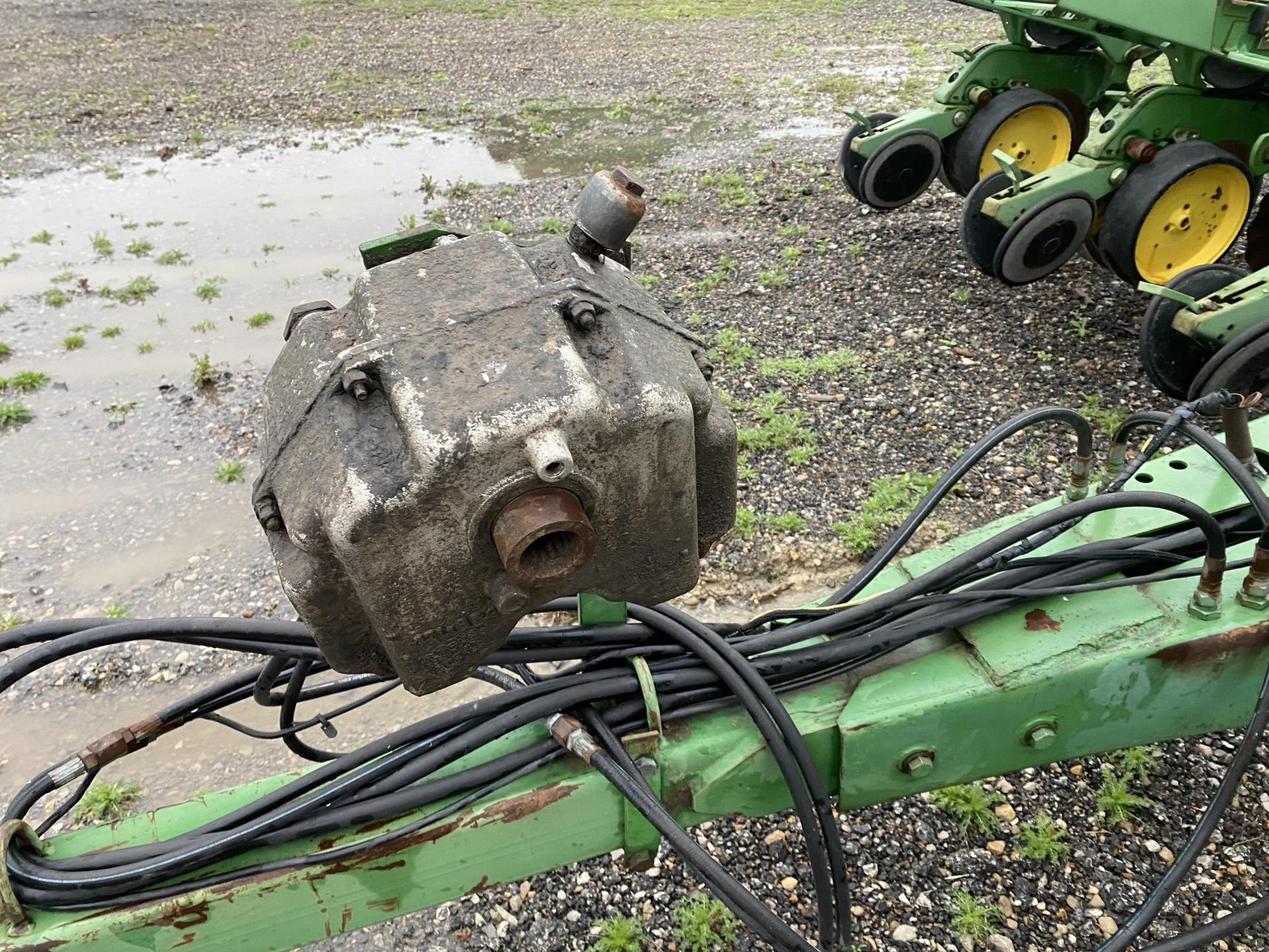 1993 John Deere 7200 Image
