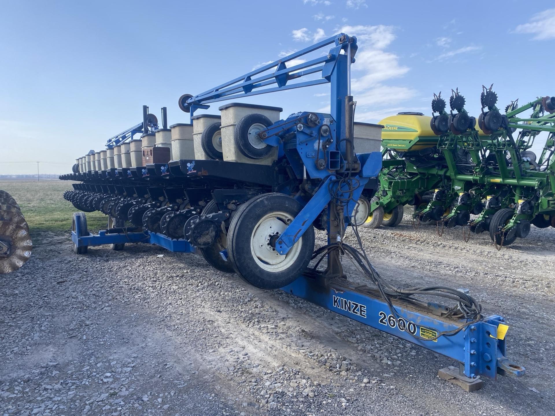 1996 Kinze 2600 Image