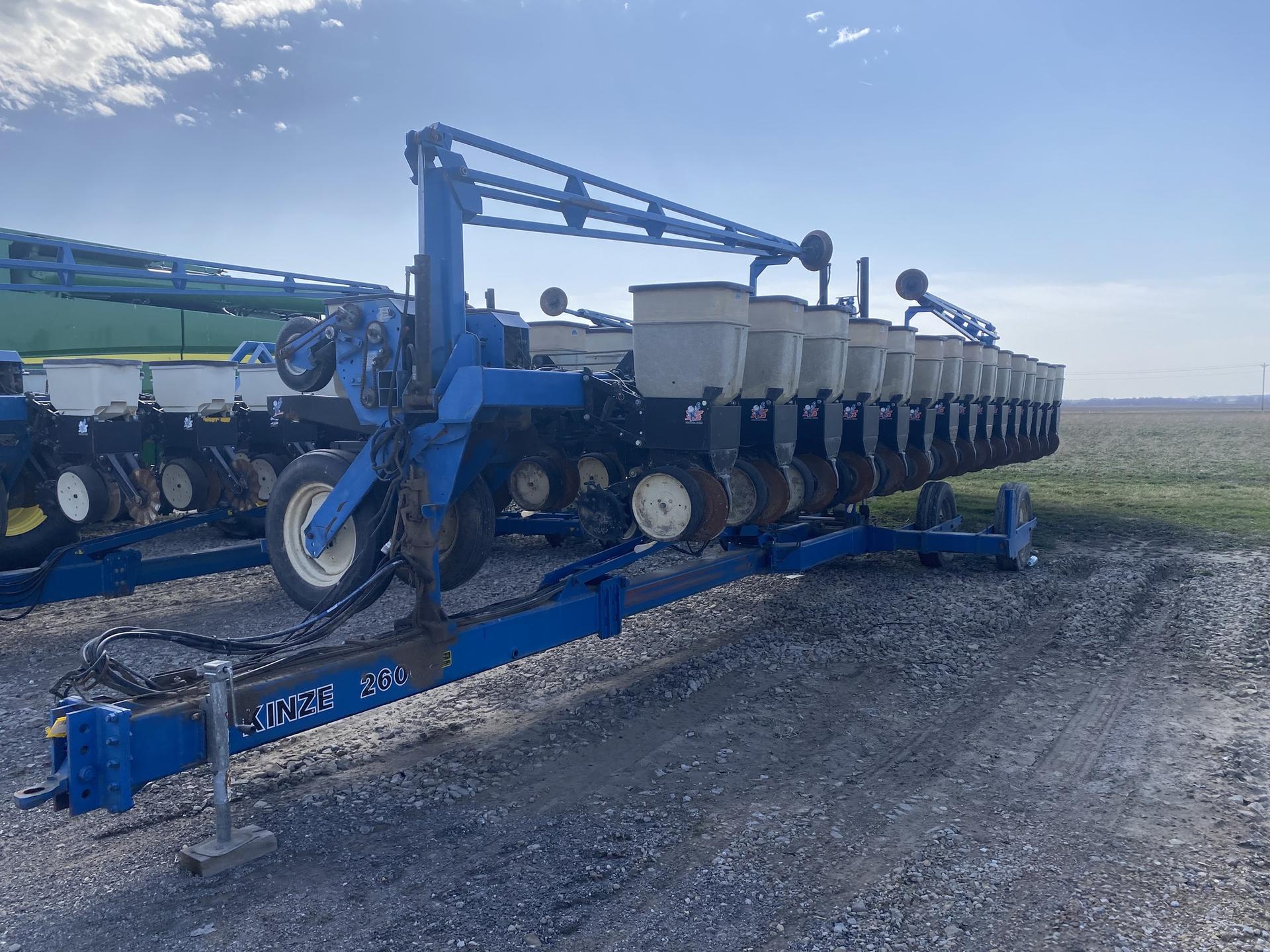1996 Kinze 2600 Image