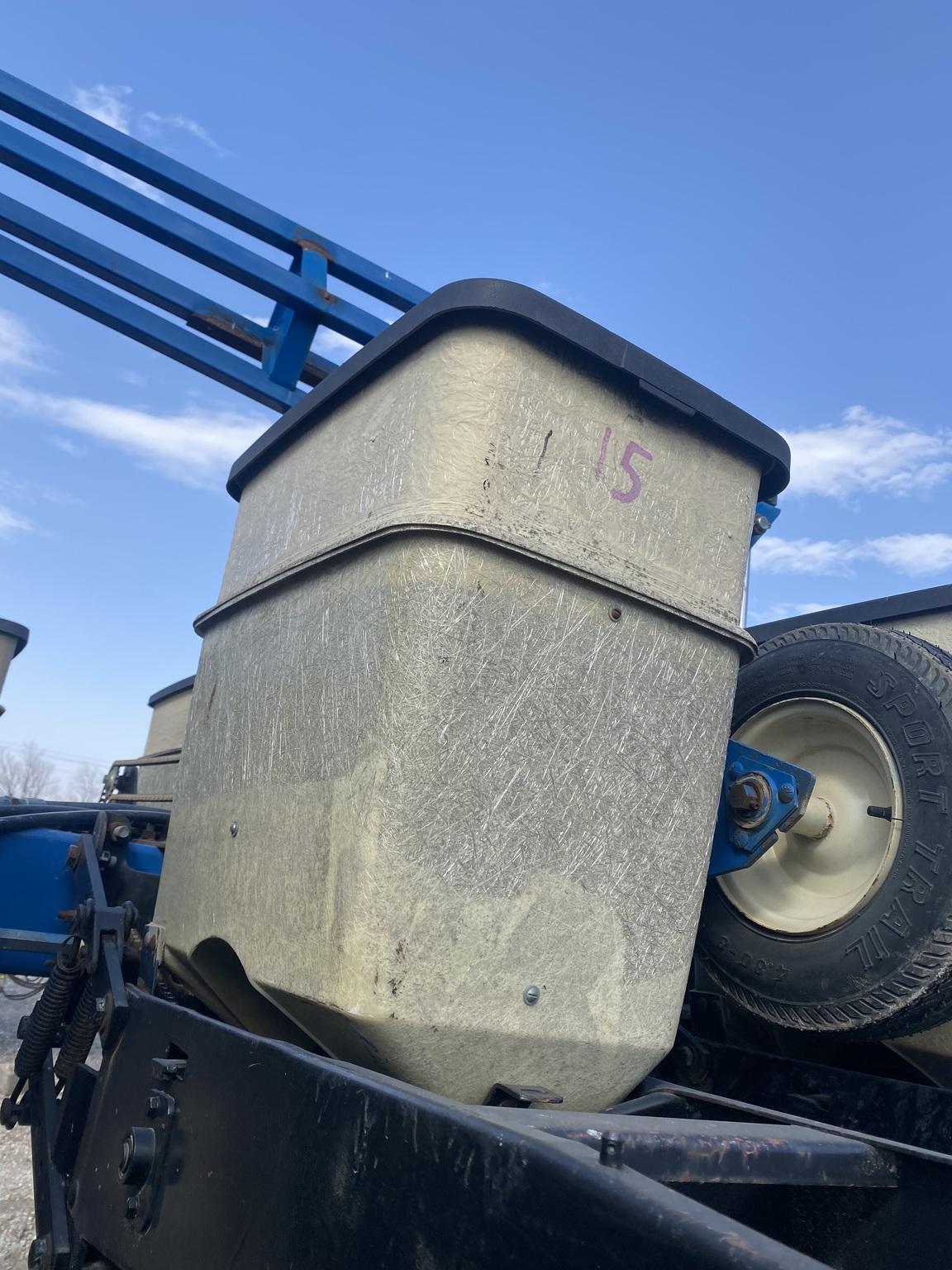 1996 Kinze 2600 Image