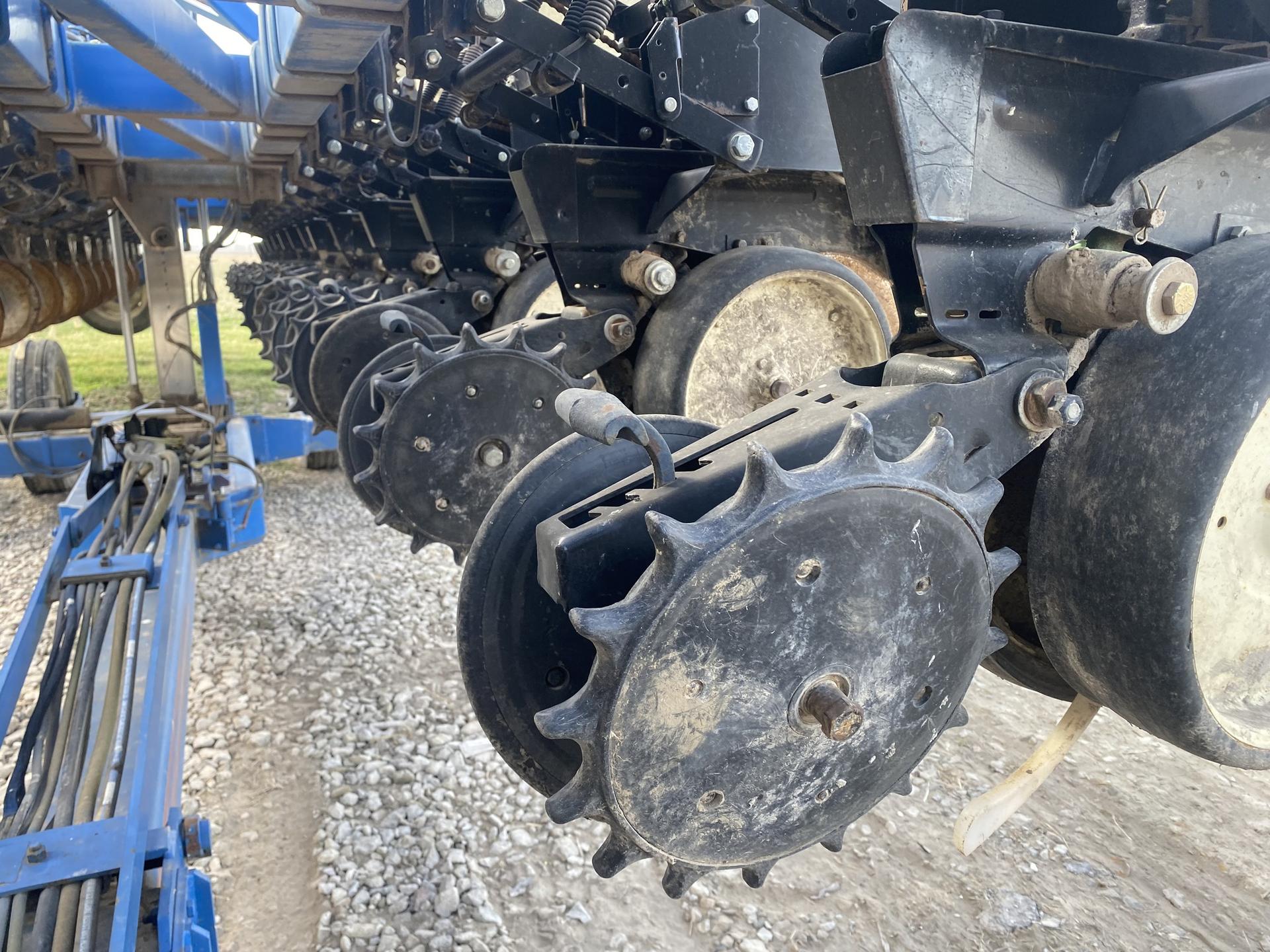 1996 Kinze 2600 Image