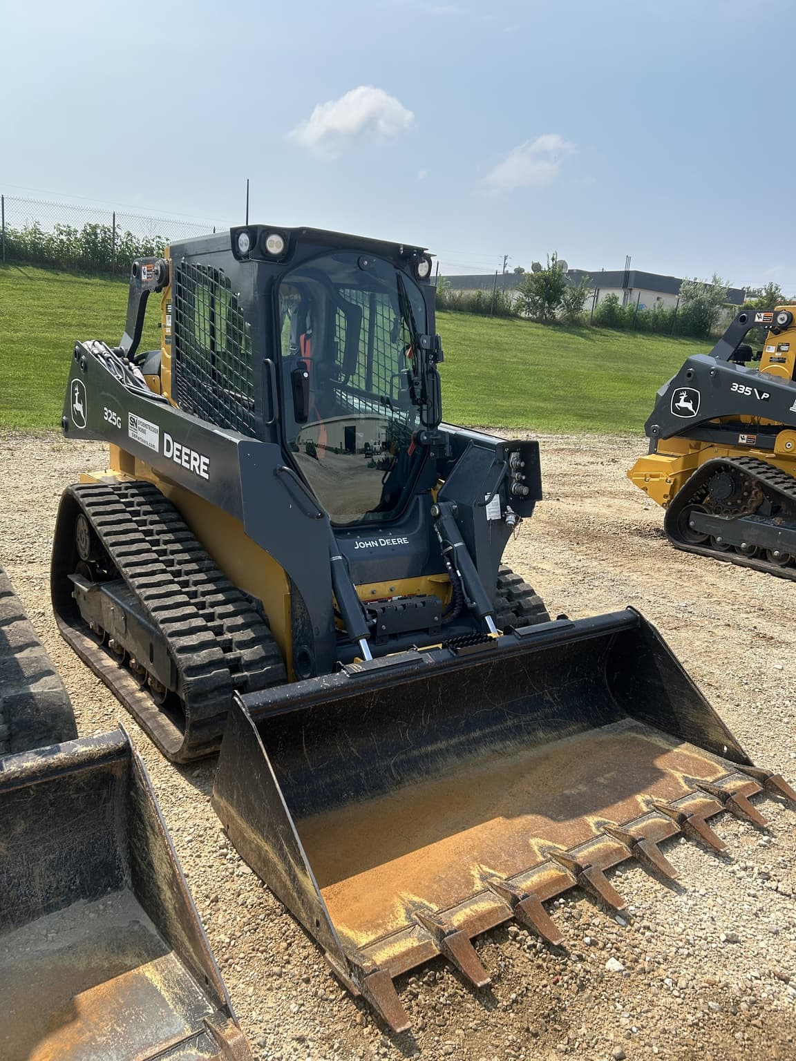 2022 John Deere 325G Image