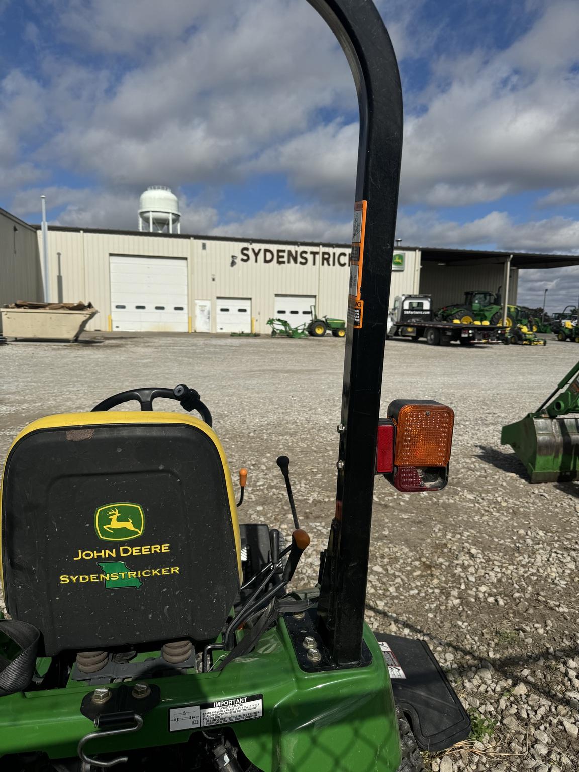2010 John Deere 2305 Image